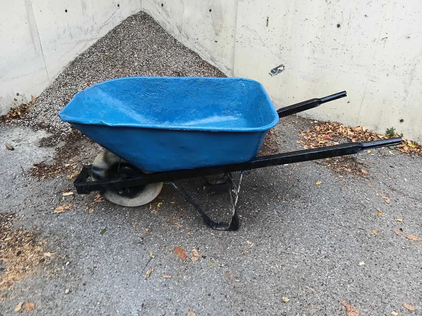 Heavy Duty Commercisl Grade Blue Metal Wheelbarrow