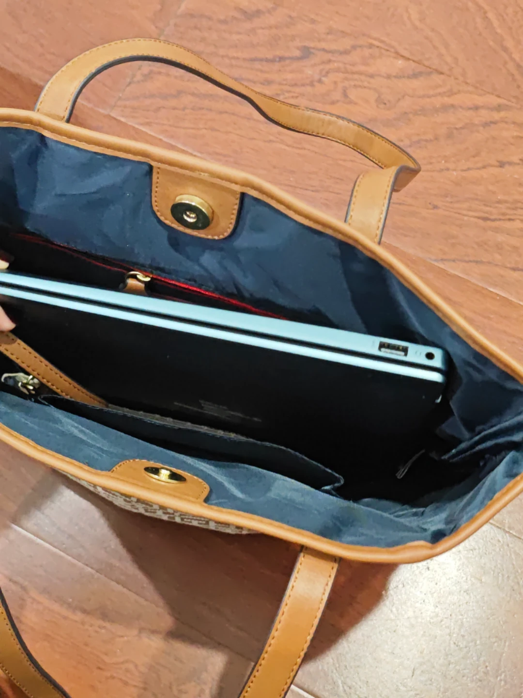 Tommy Hilfiger Tote Bag with Matching Wristlet - photo 2