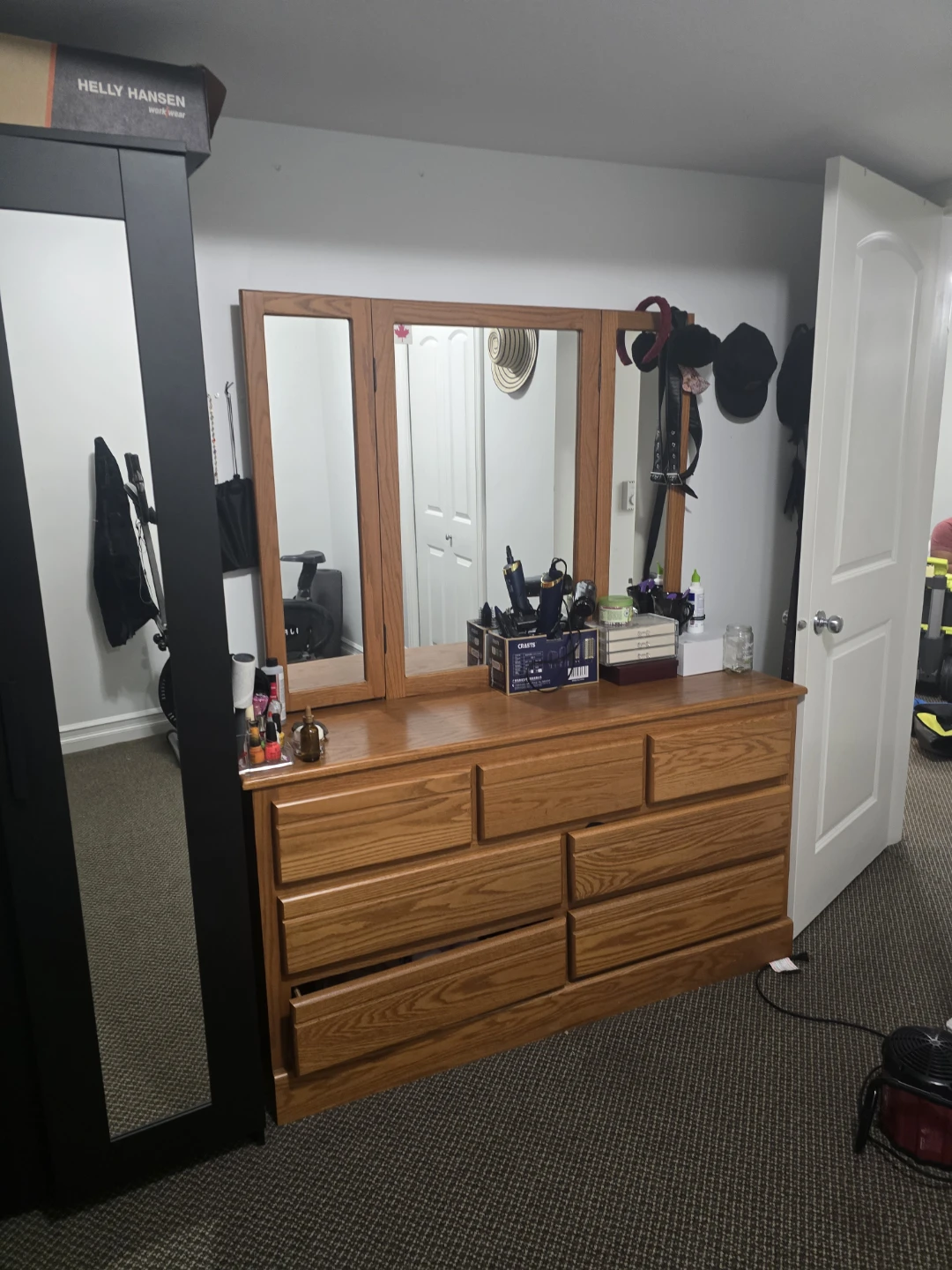 Oak wood dresser with trifold mirror - photo 2