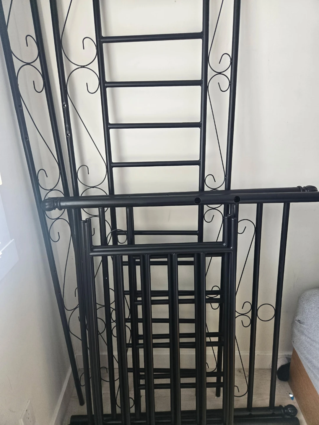 Day bed and 2 single mattresses