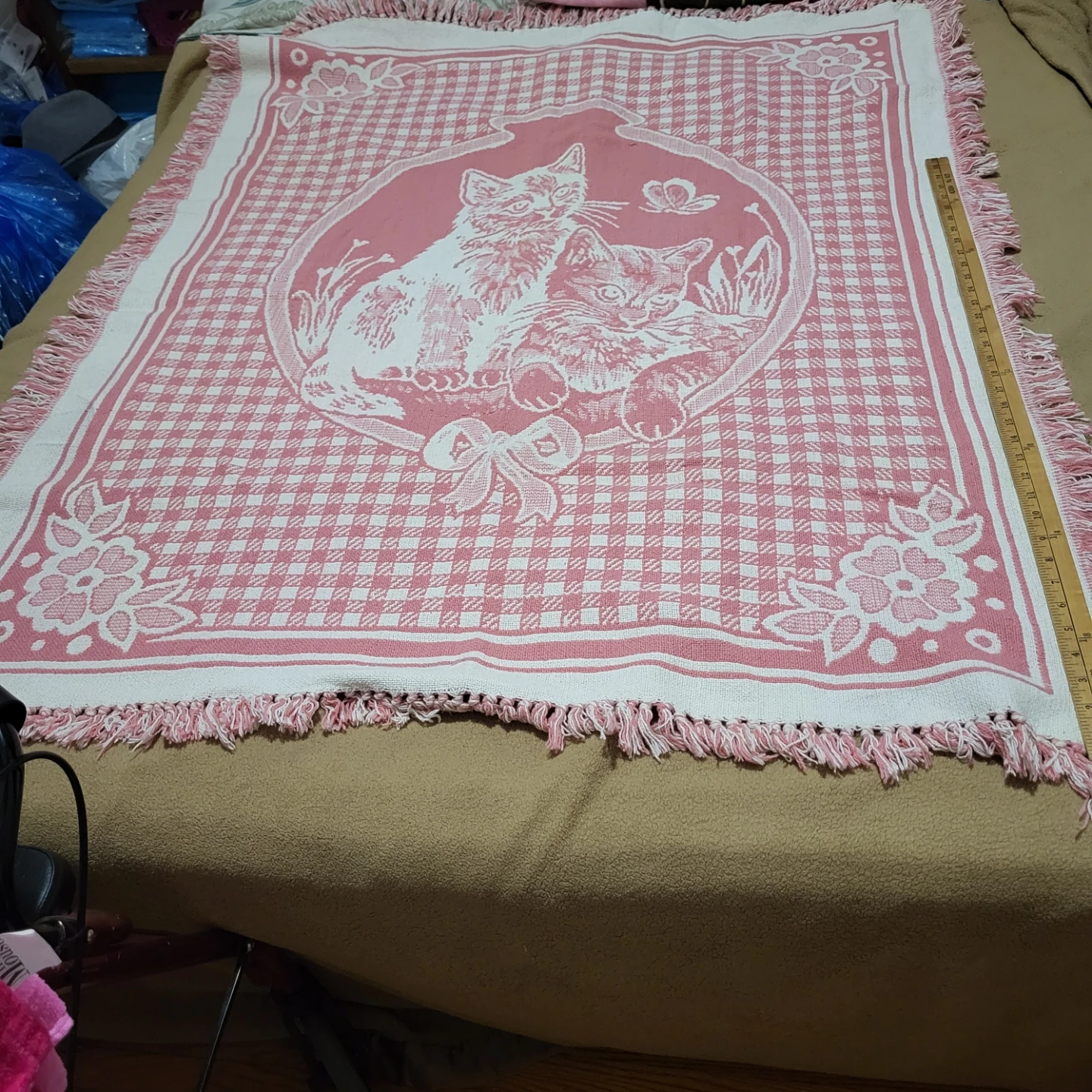 Pink and white cat pattern tapestry throw