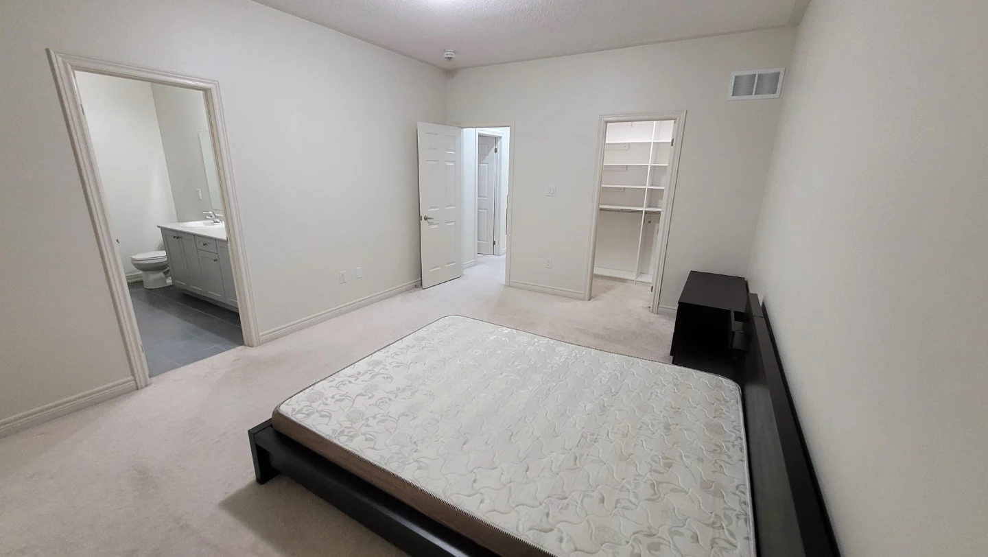 4 bedroom,  2.5 bath, semi-detached - photo 4