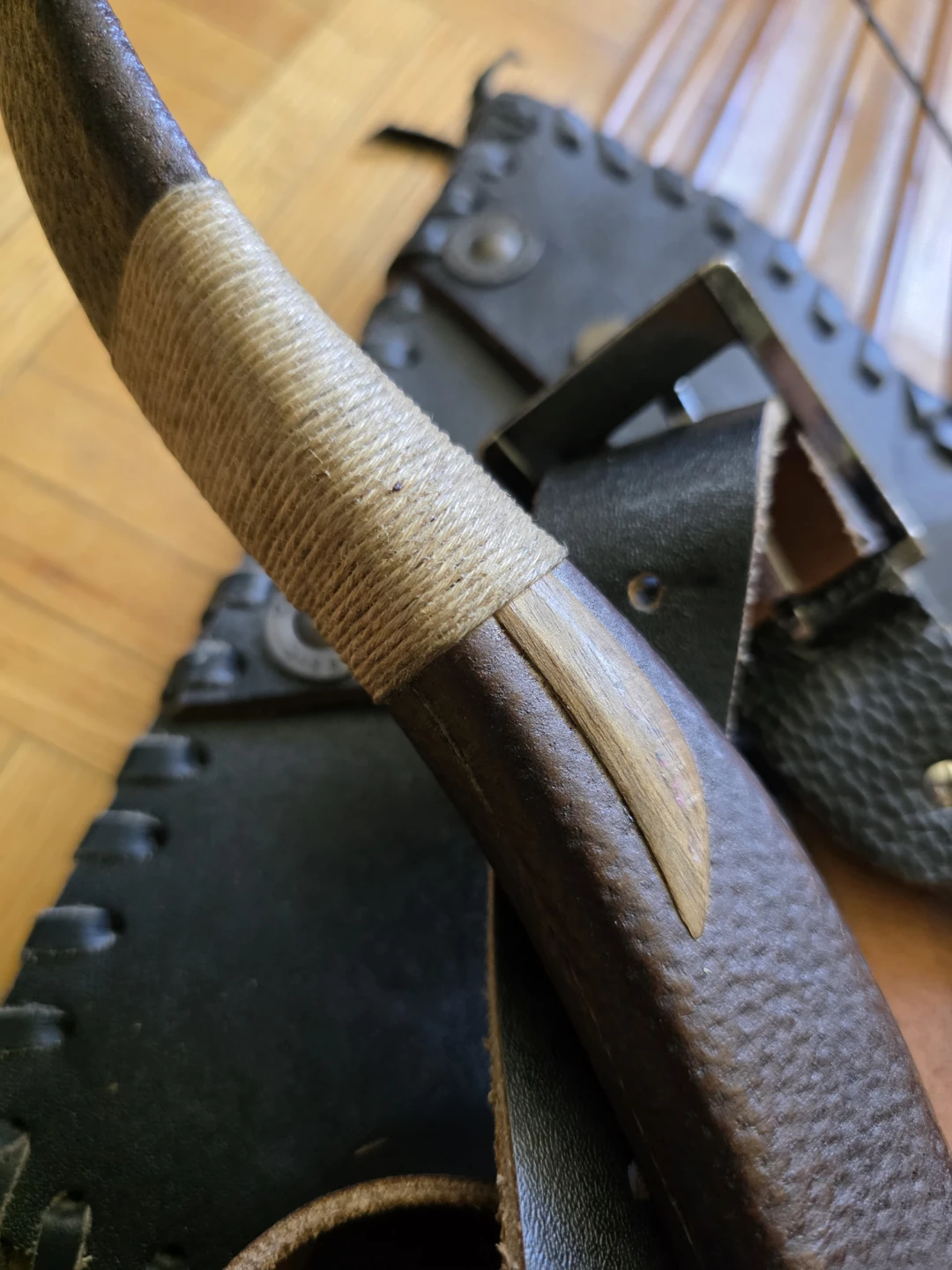 Vintage Recurve Bow with Leather Quiver and Arrows - photo 3