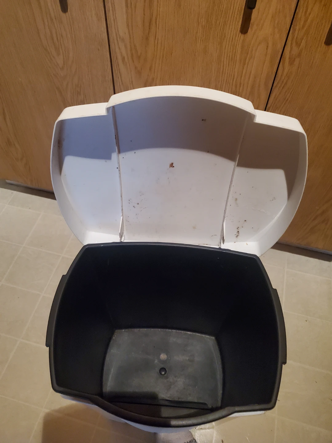 White plastic pedal trash bin - photo 3