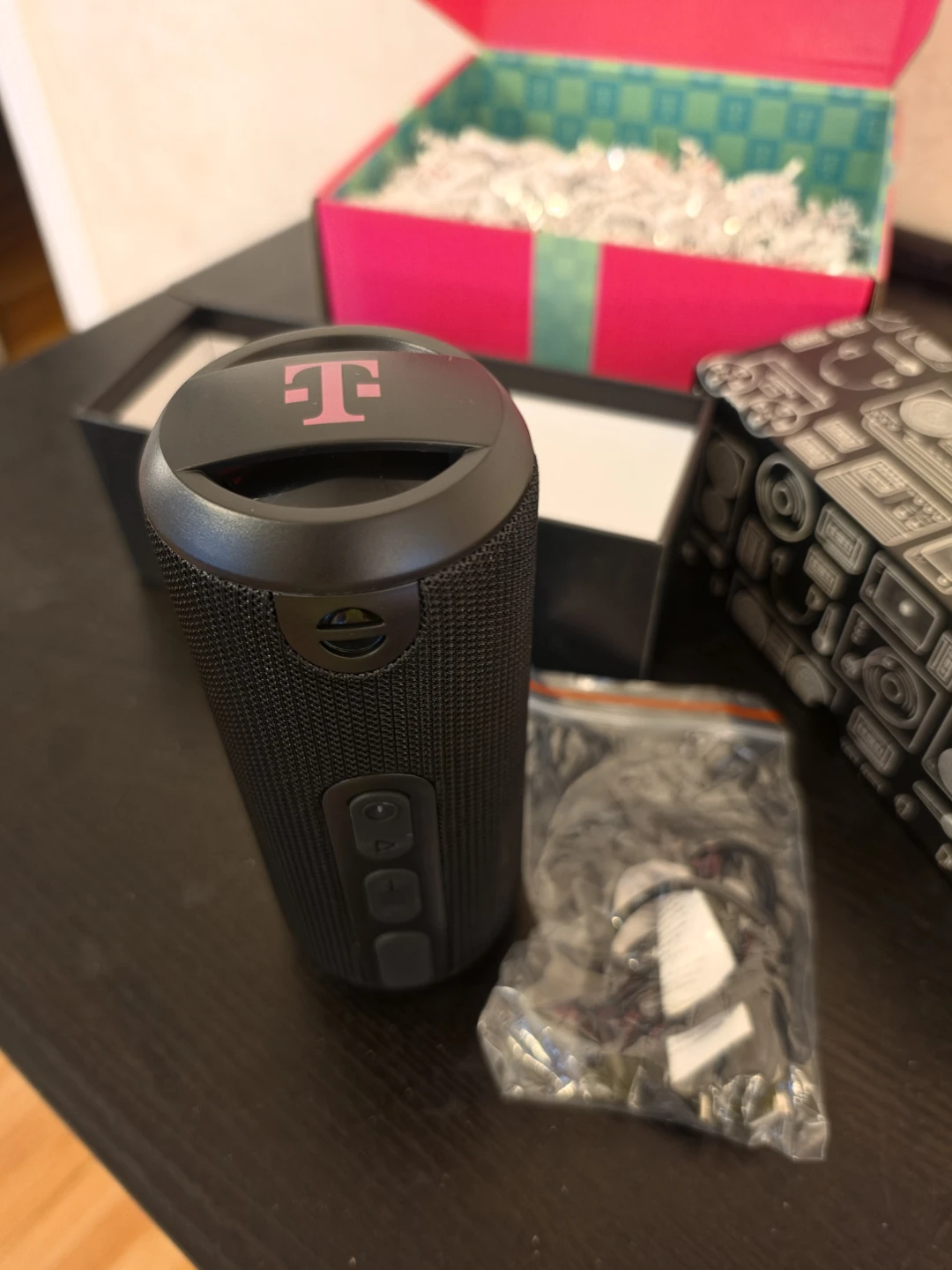 T-Mobile Holiday Bluetooth Speaker Gift Set – Mint - photo 2