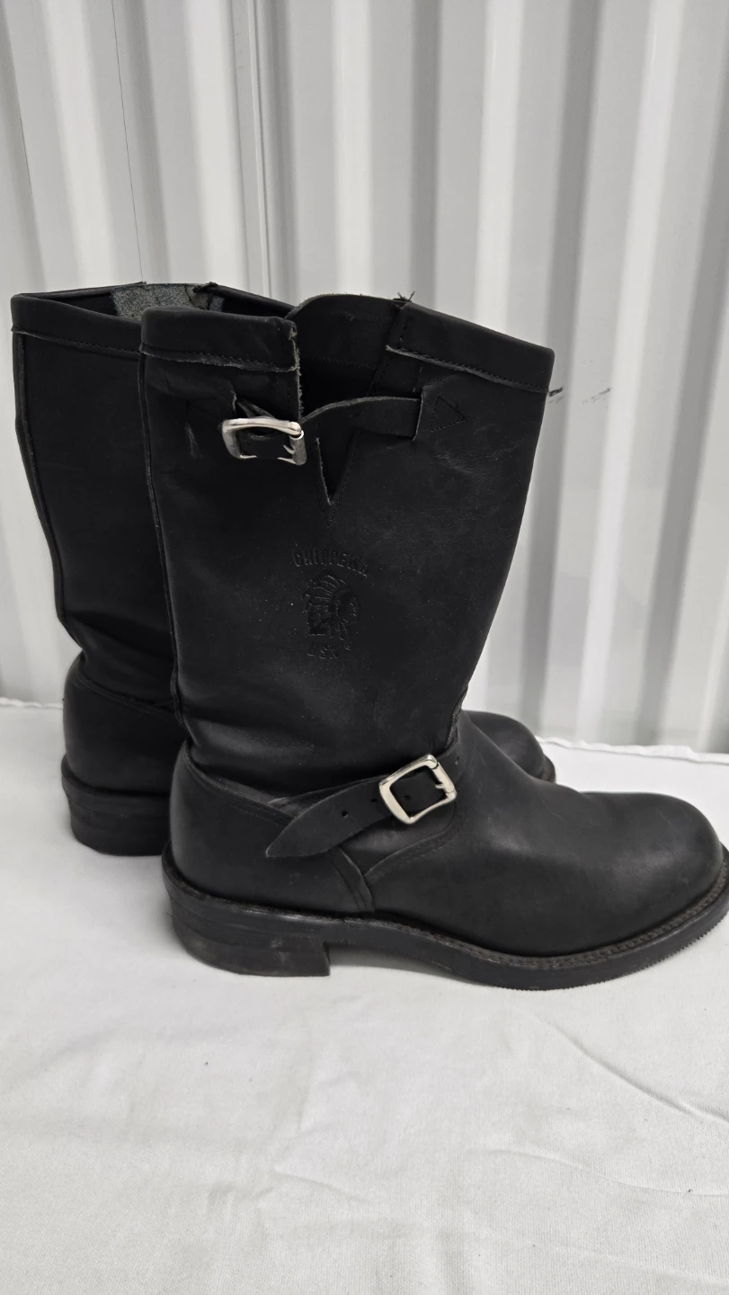 Chippewa engineer boots come in black leather size 10D