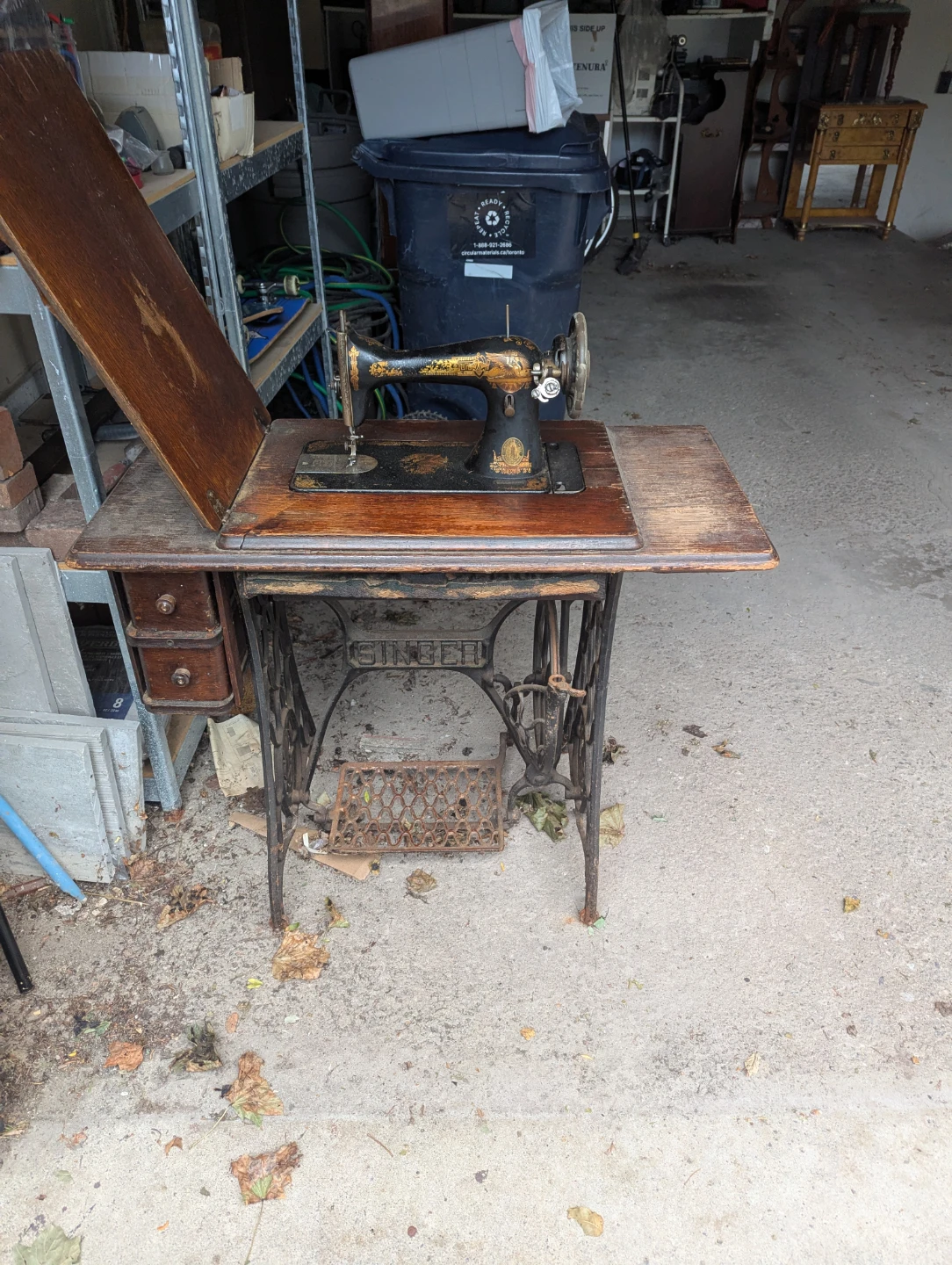Vintage Singer treadle sewing machine - photo 2