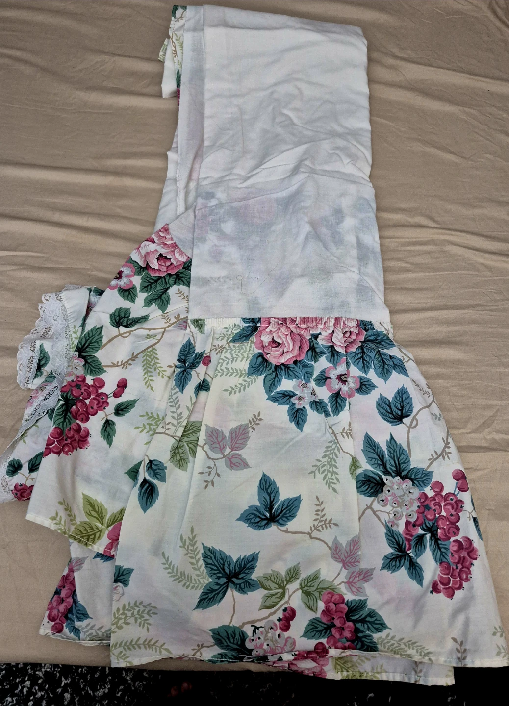 Vintage qween Floral Bed Skirt and pillow case with lace trim