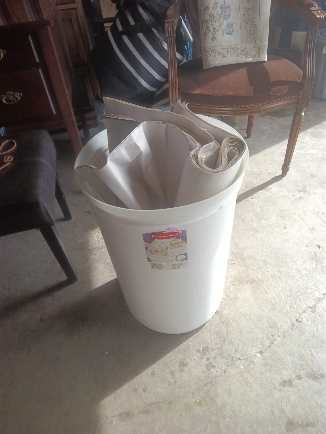 🏈Rubbermaid White Utility Pail &  packing paper