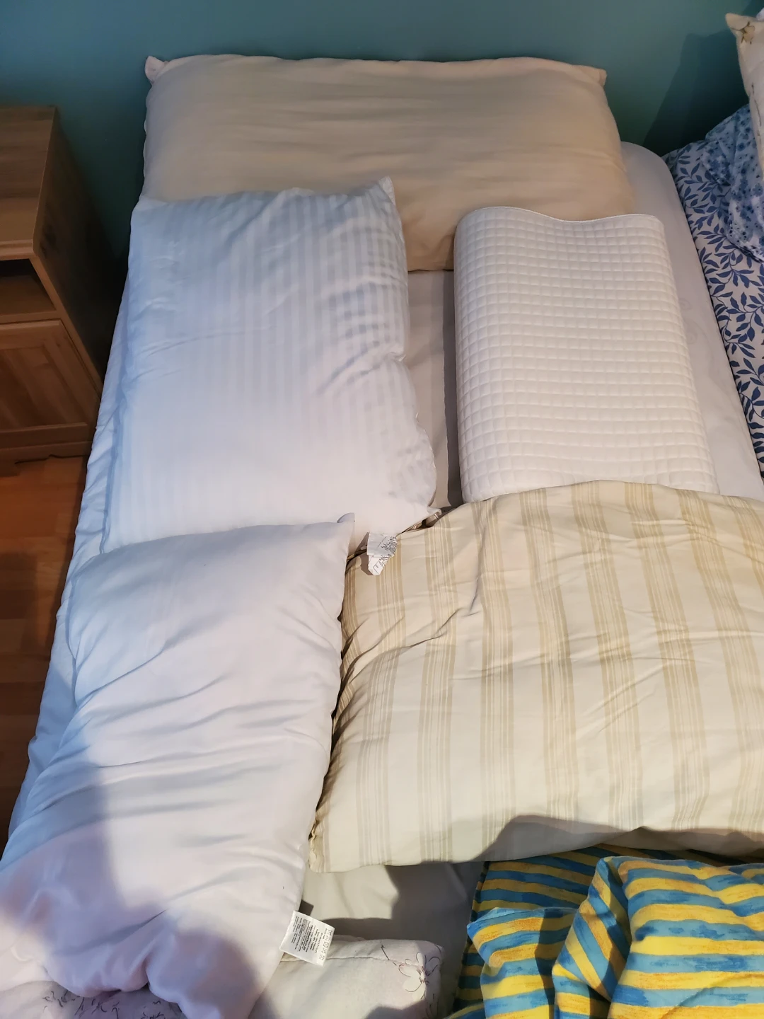 Free Single bed box spring, Mattress 5 Pillows & 2 comforters - photo 3