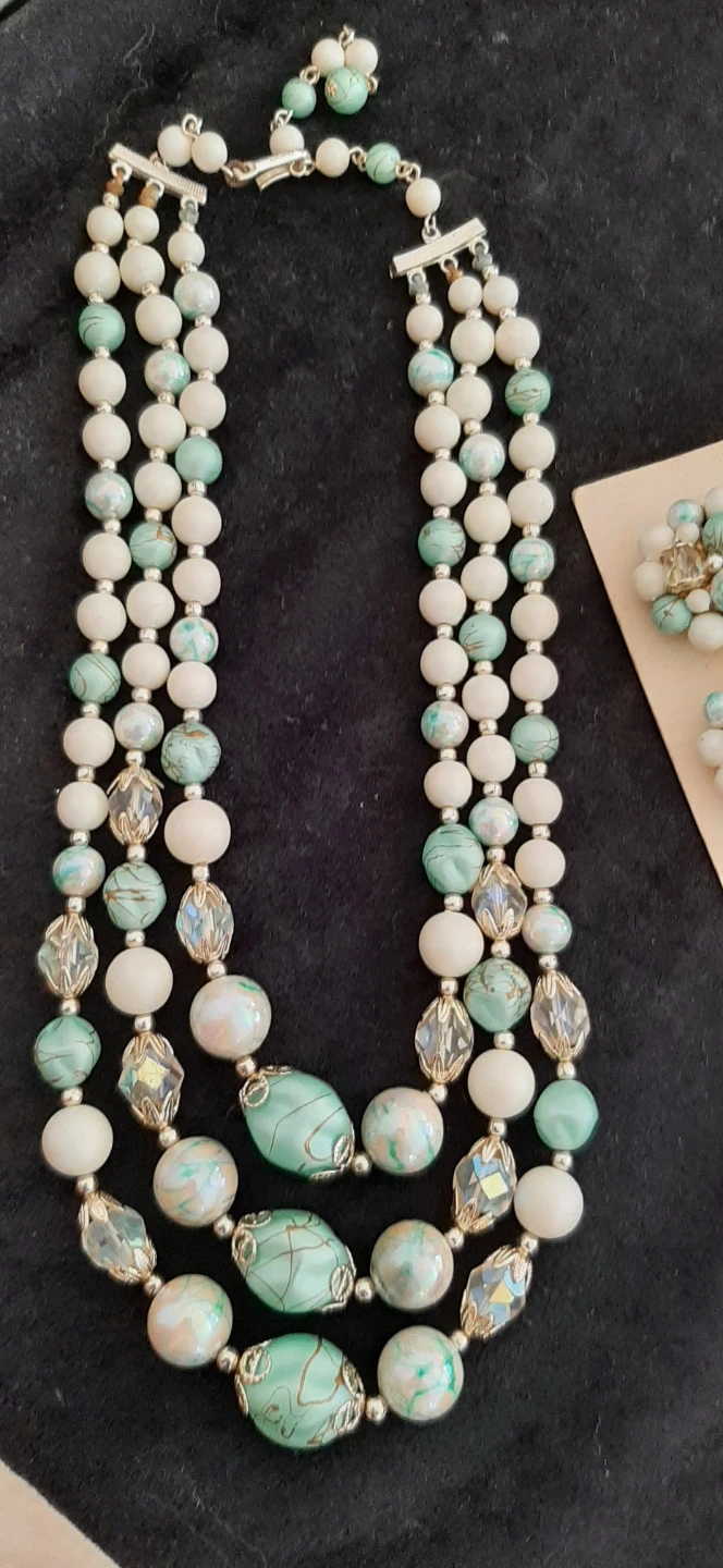 Vintage Necklace with matching clip earring sets. - photo 2