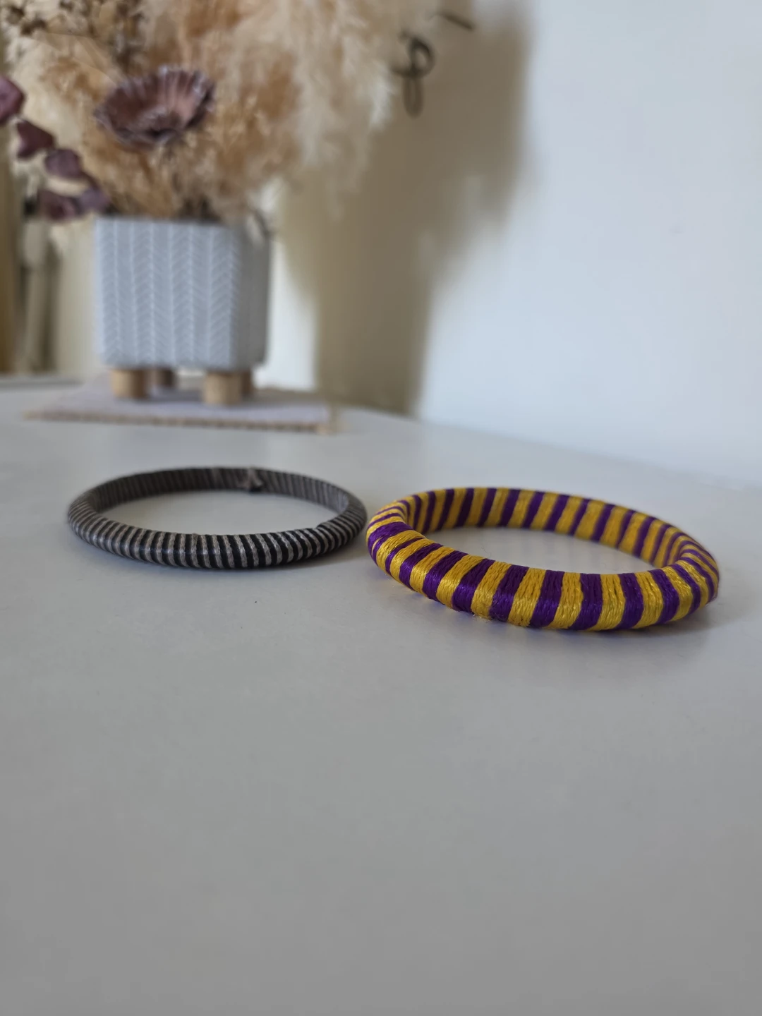 🏈 Set of Two Thread-Wrapped Bangles - photo 2