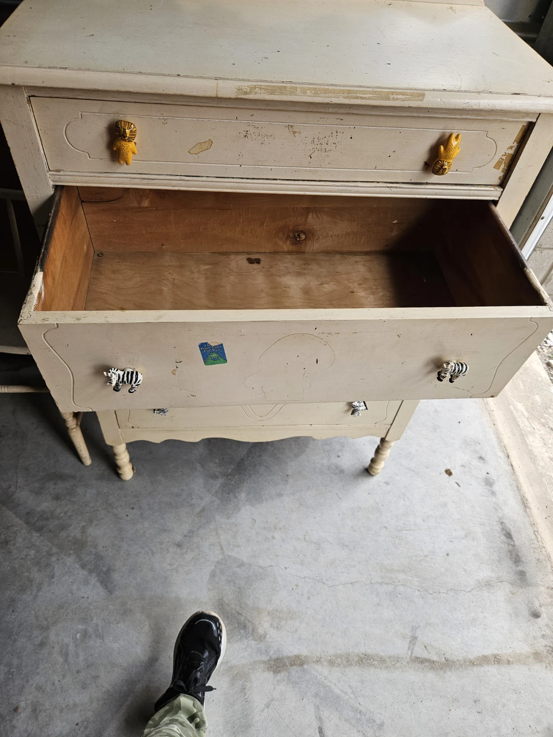 White Dresser with Decorative Knobs🏈 - photo 4