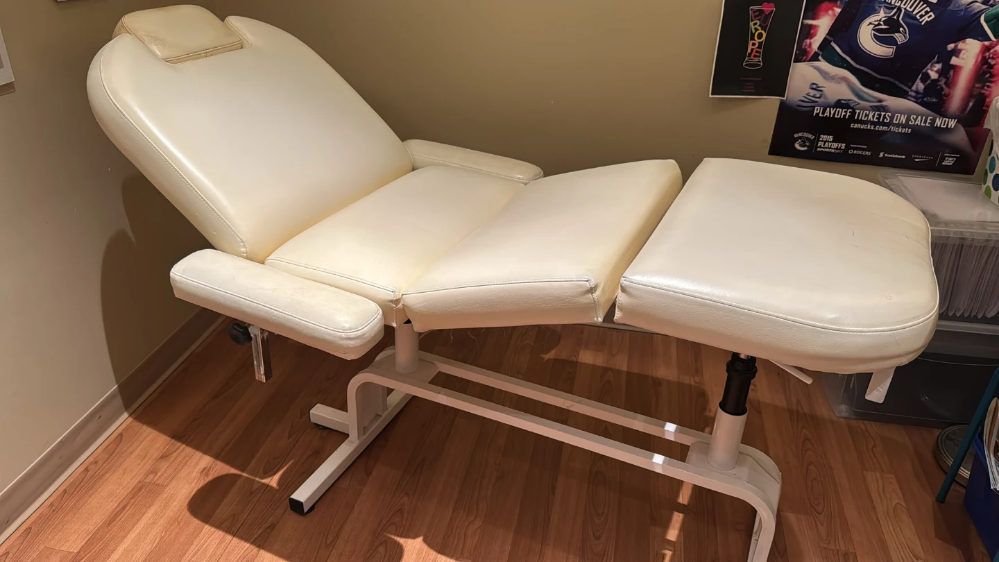 FREE hydraulic-lift esthetician/facial bed (Vancouver) - photo 2