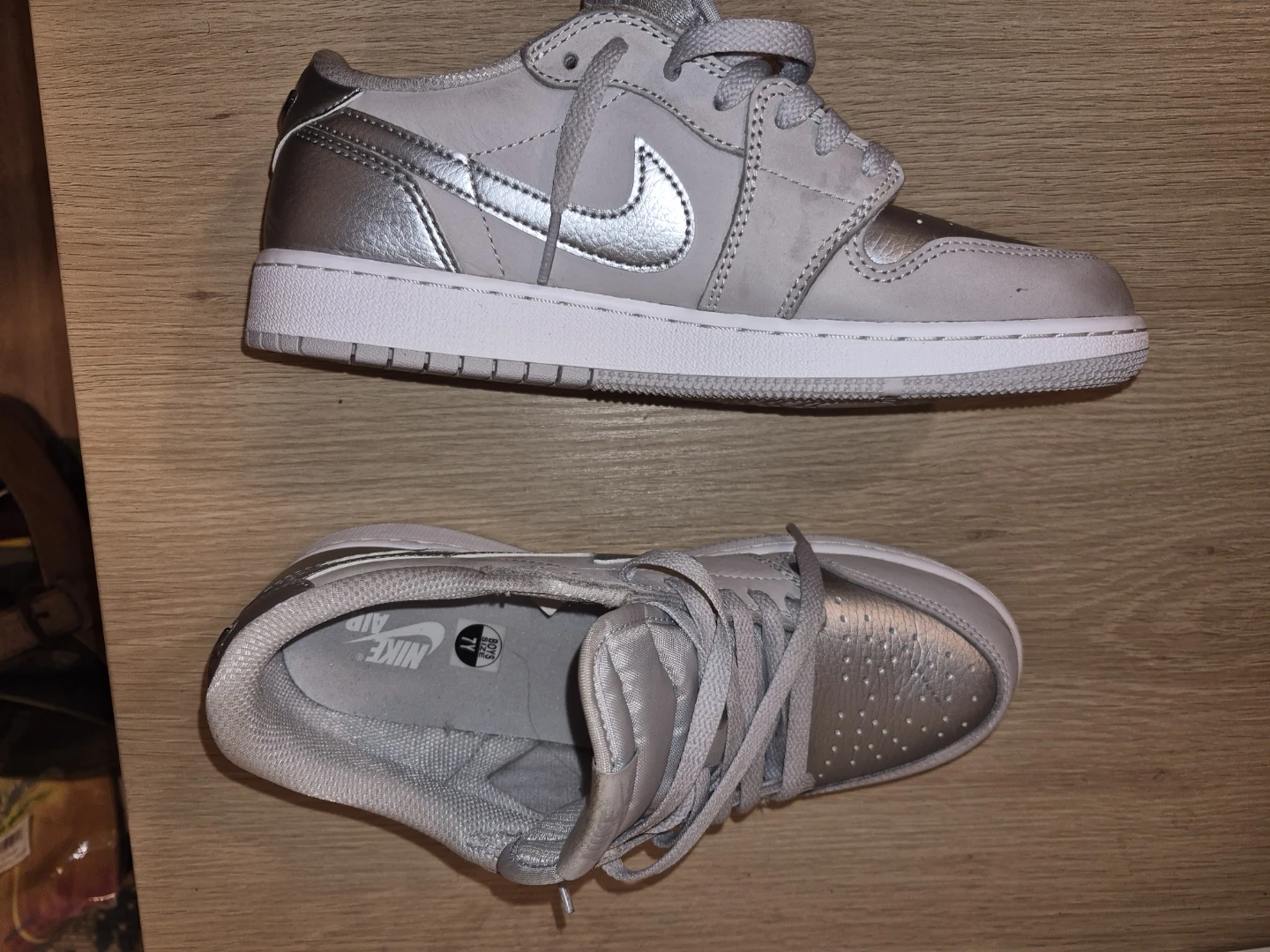 Nike Air Jordan 1 Low Metallic Silver Size 7Y - photo 3