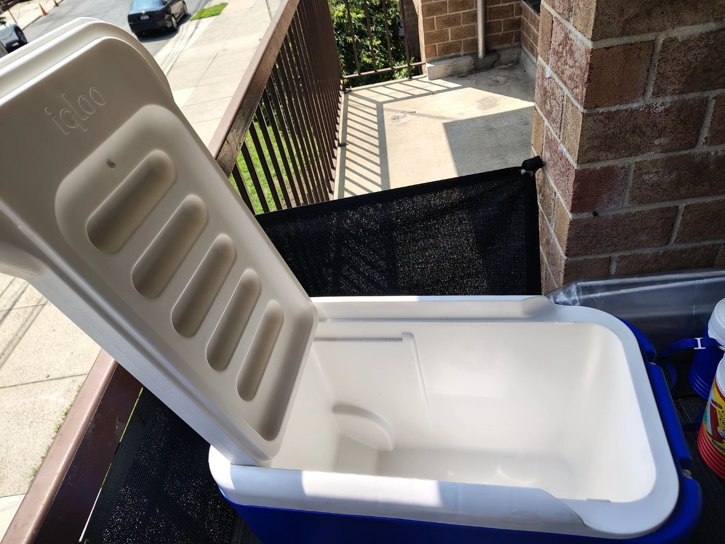 Igloo 38 qt cooler with wheels - photo 3
