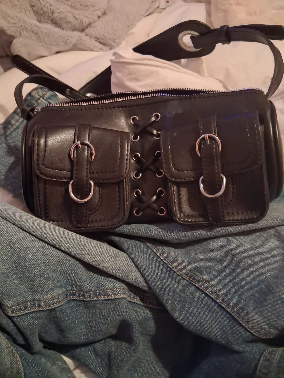 Black barrel shoulder bag