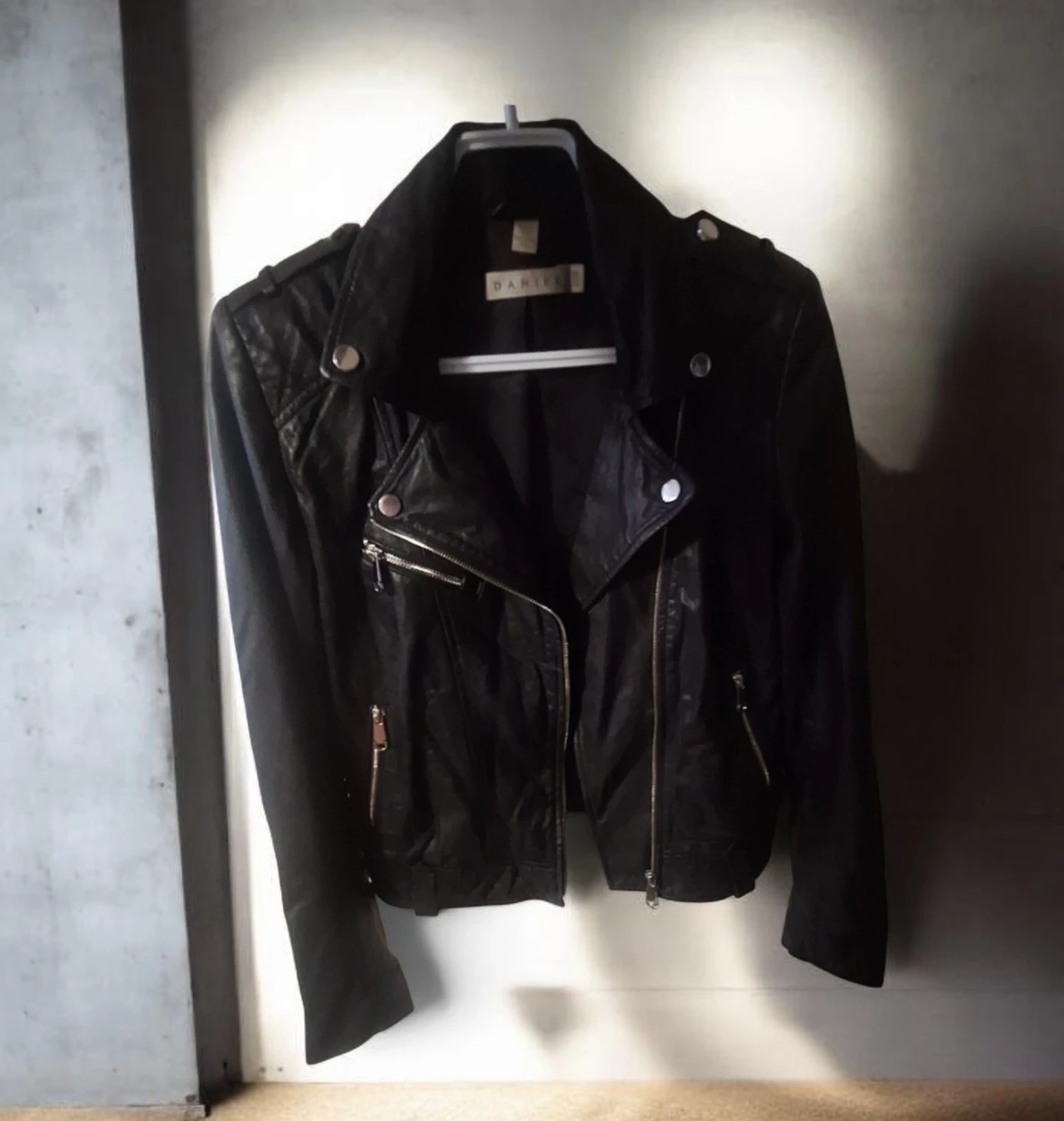 NWOT***Danier BUTTERY SOFT Black Leather Moto Jacket - photo 2