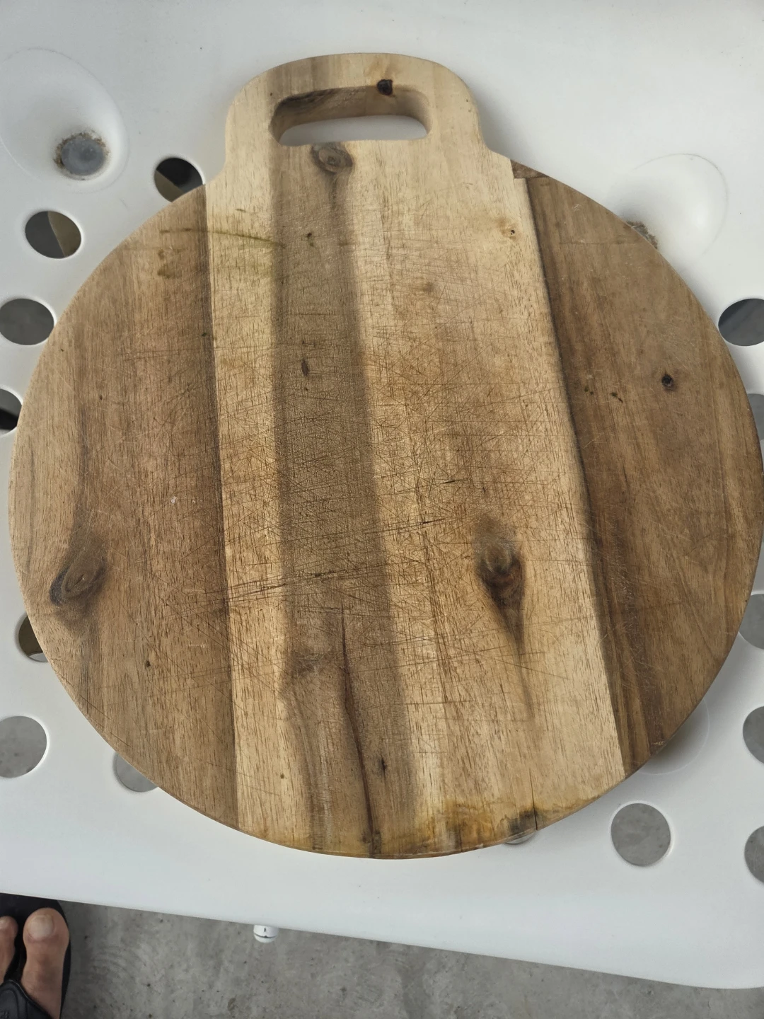Round wooden cutting board with handle - photo 2