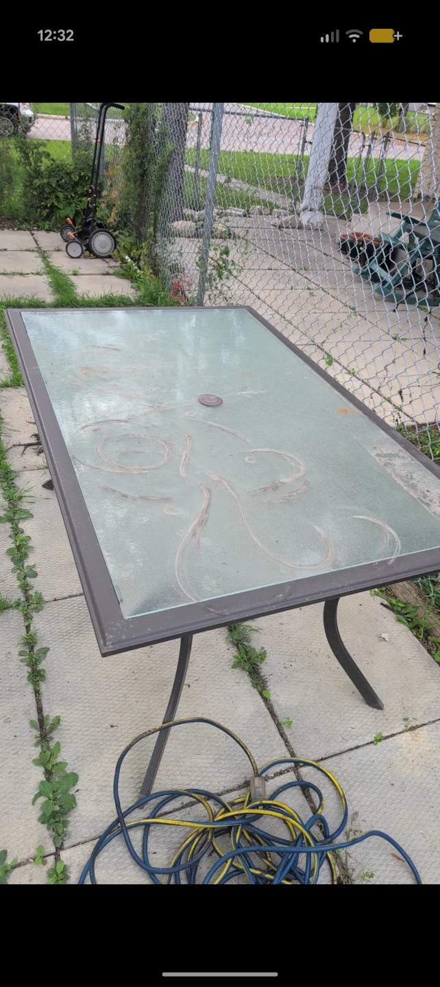 Outdoor patio table -good condition