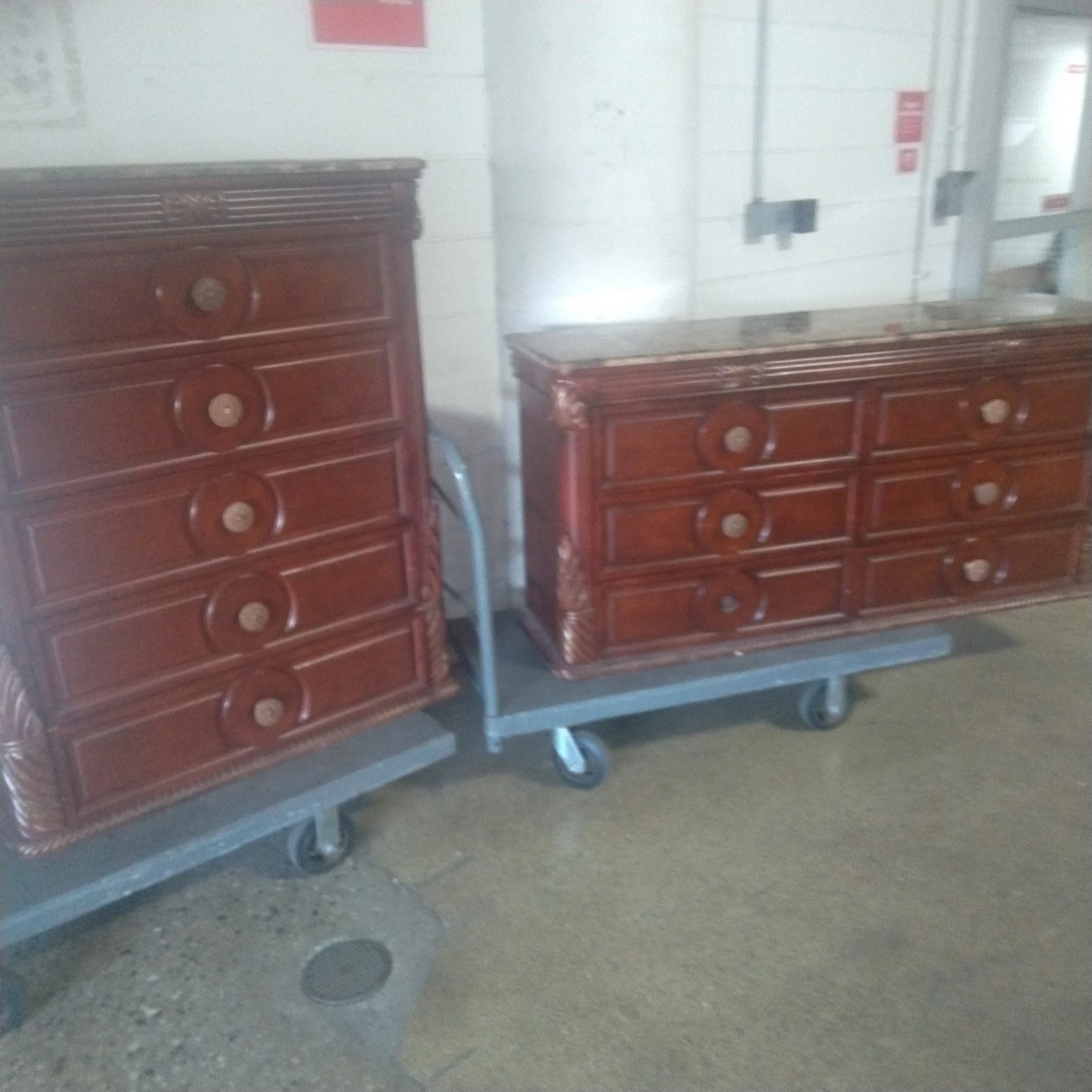 2 matching dressers exelen cuality