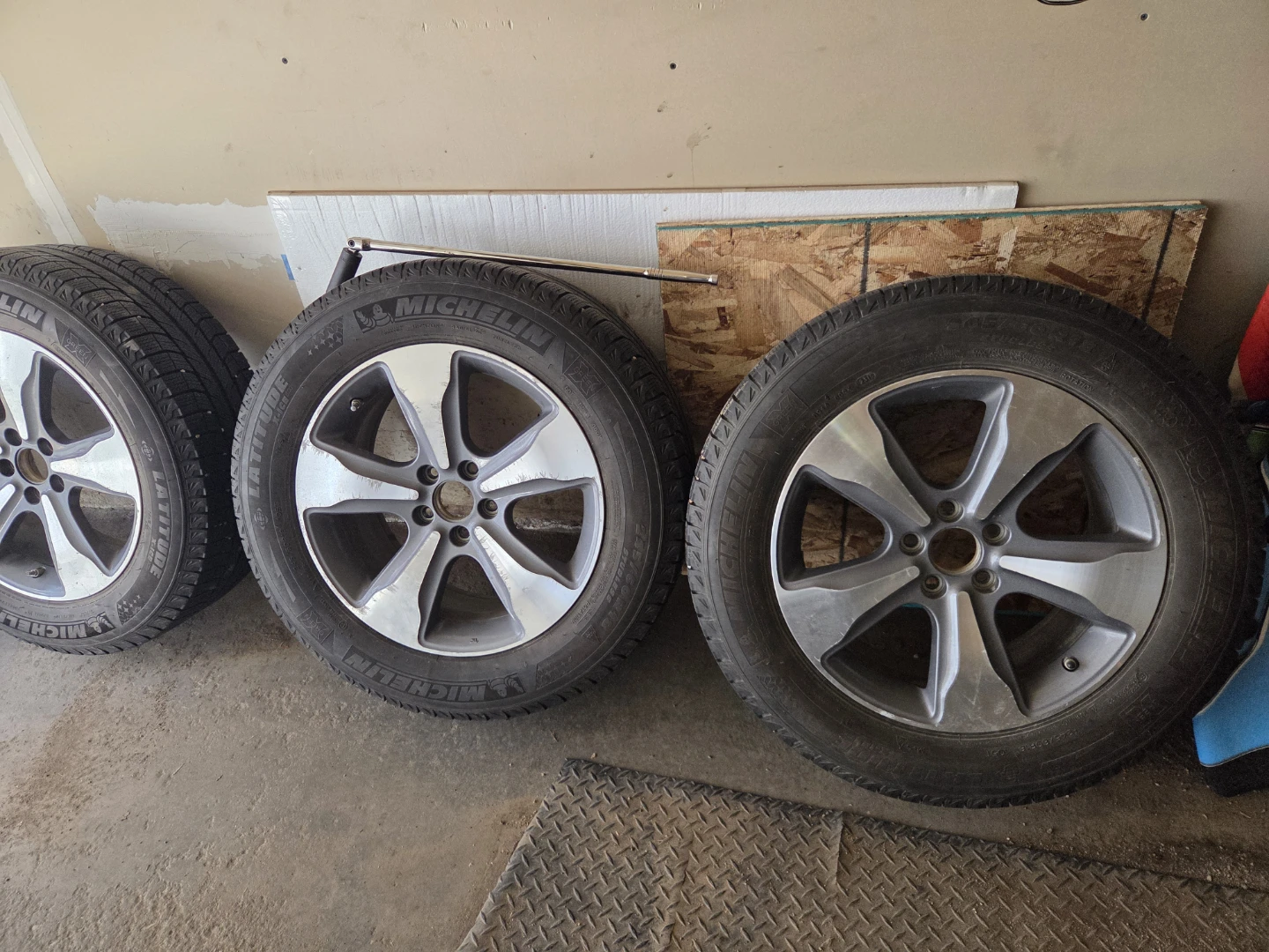 Set of 4 Michelin Latitude X-Ice Tires on Rims 245/60R18