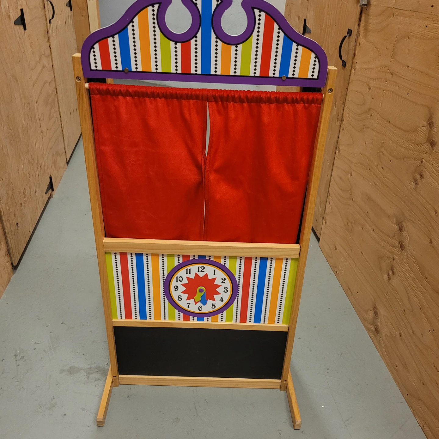 MELISSA &DOUG Wooden PUPPET THEATER