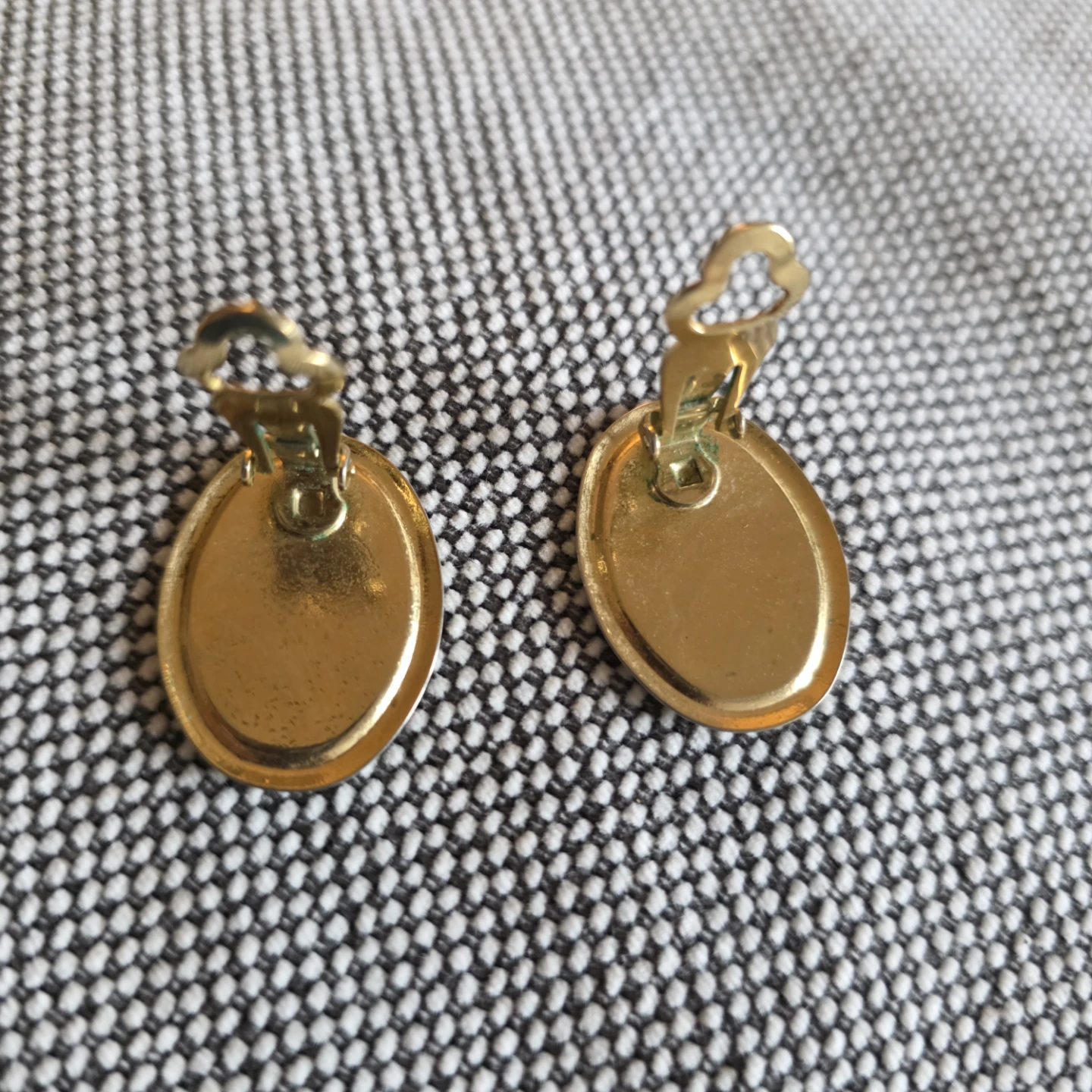 Vintage Gold Tone Red Oval Clip-On Earrings