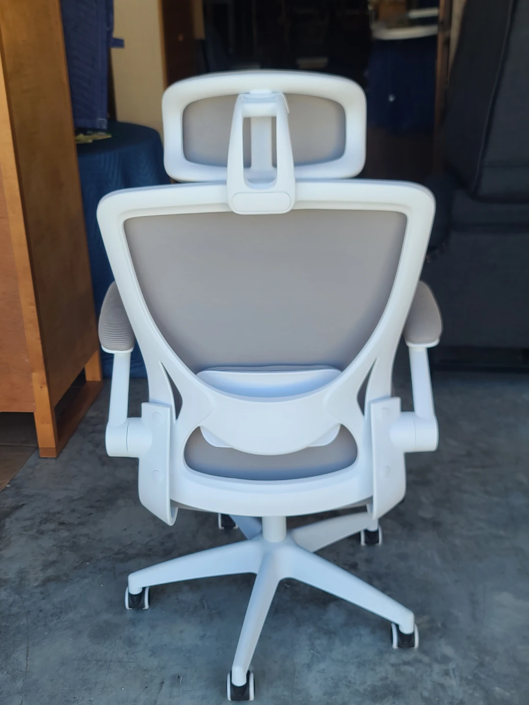 White ergonomic office chair with headrest - photo 4