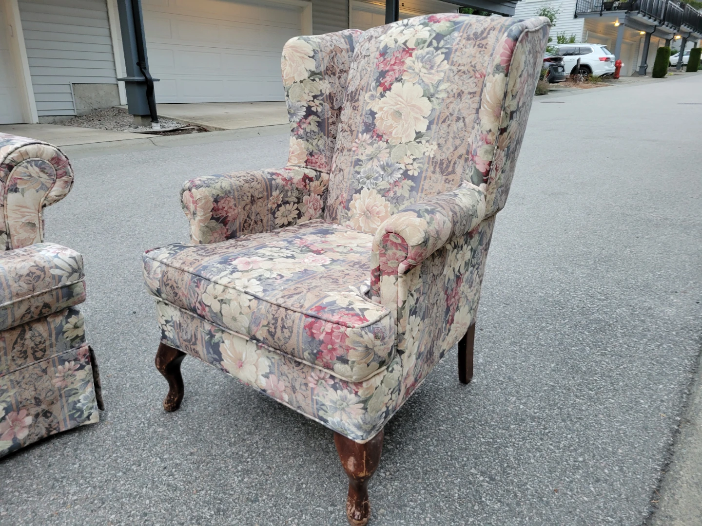 Vintage Floral 3-Seater Sofa / Couch and Matching Armchair Set. - photo 5