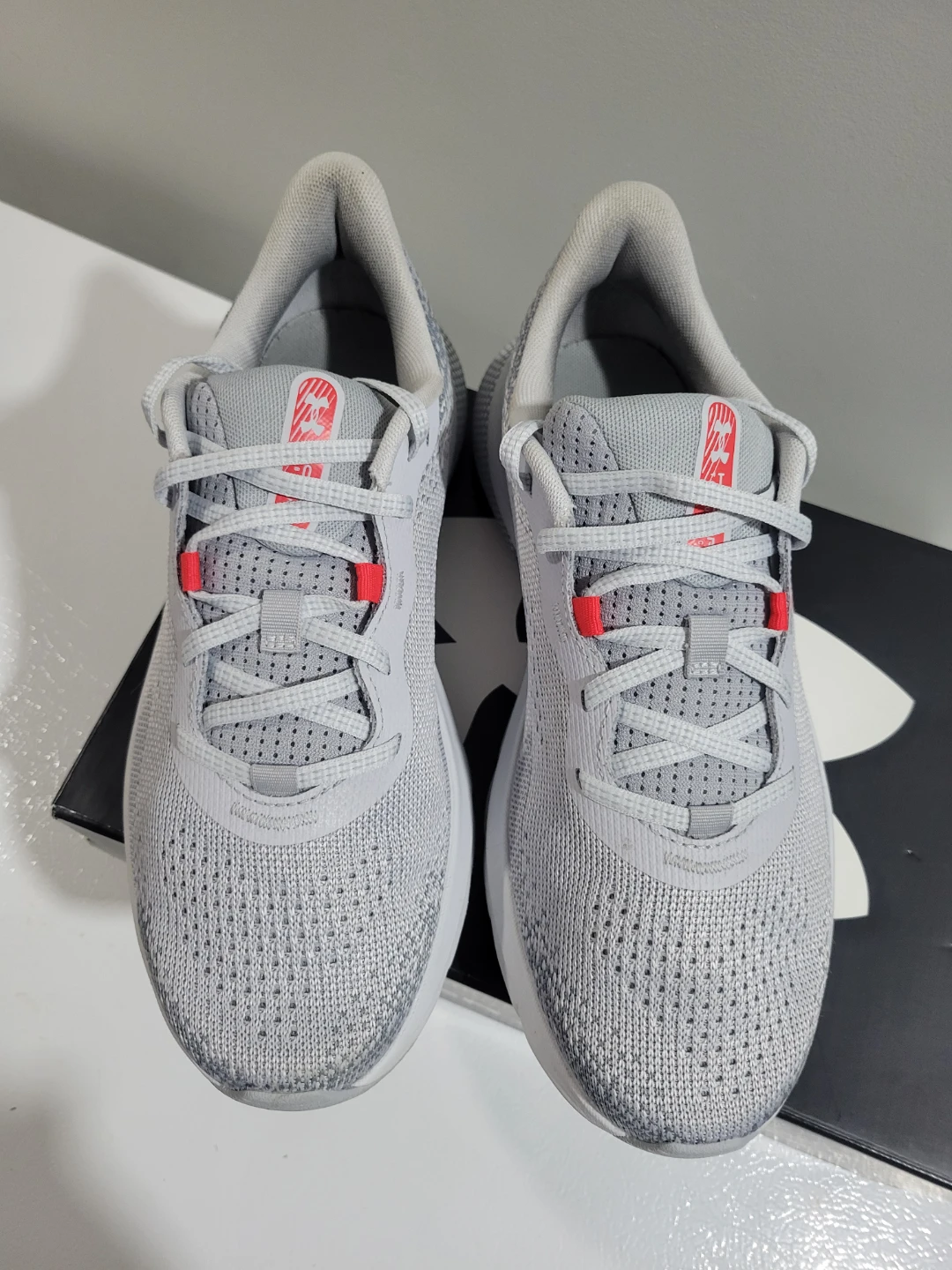 WOMEN'S UNDERARMOUR SHOES 8.5