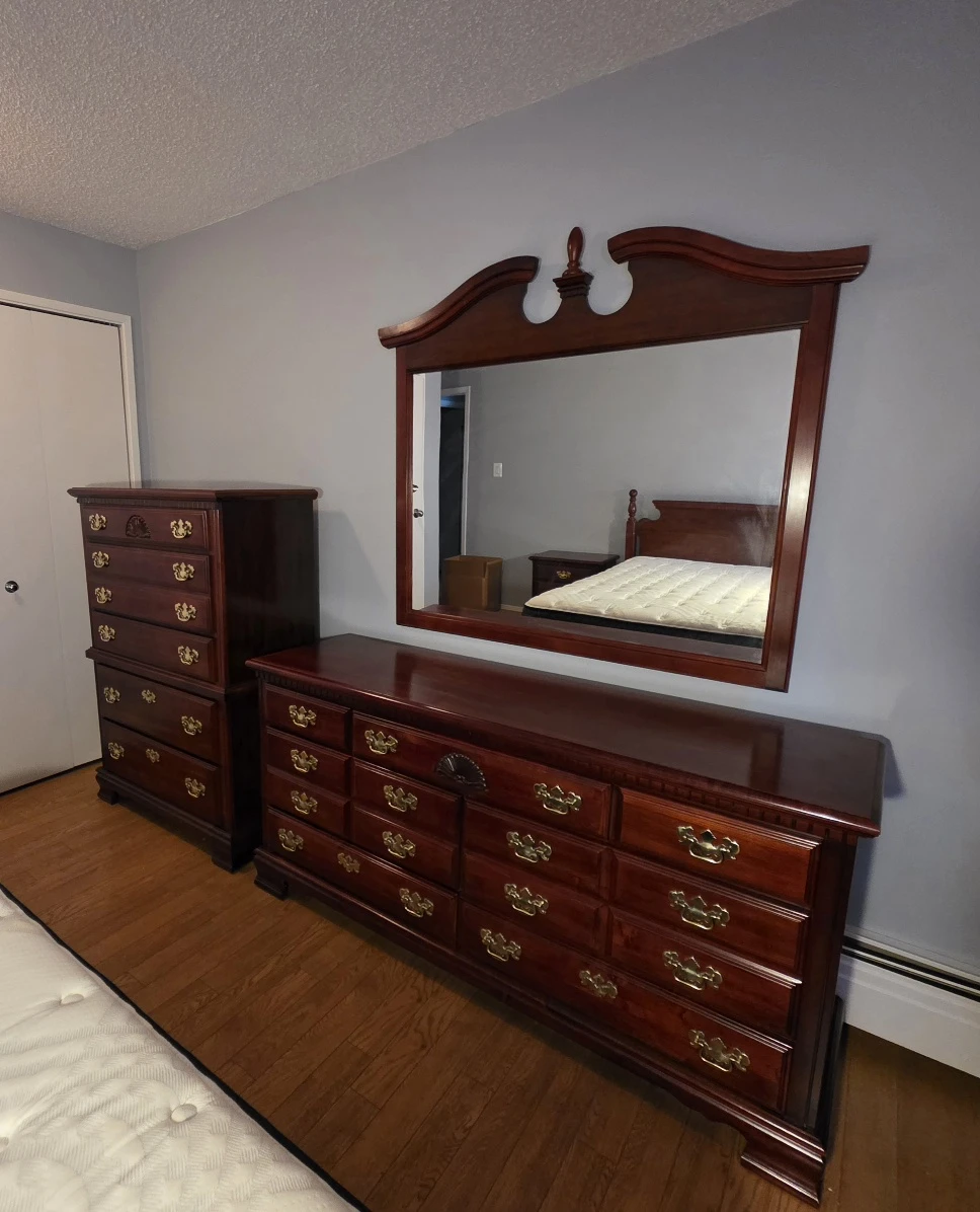 Traditional Chippendale 7-Pc Queen Bedroom Set & Sealy Mattress
