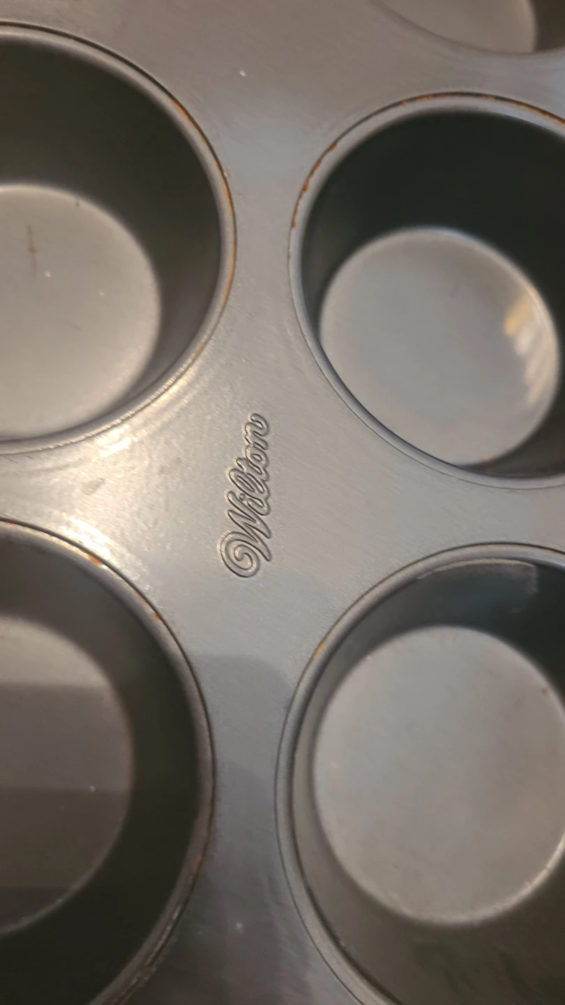 Wilton 12-Cup Muffin Pan 🏈 - photo 2