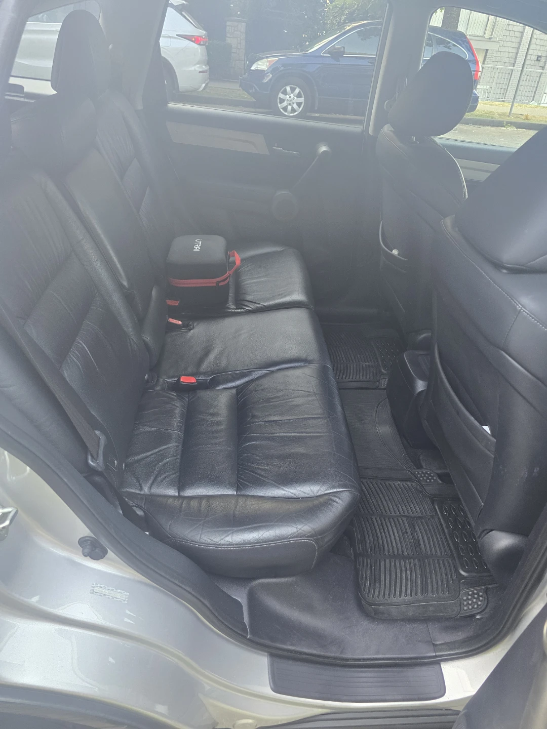 Silver Honda CR-V 4WD - photo 5