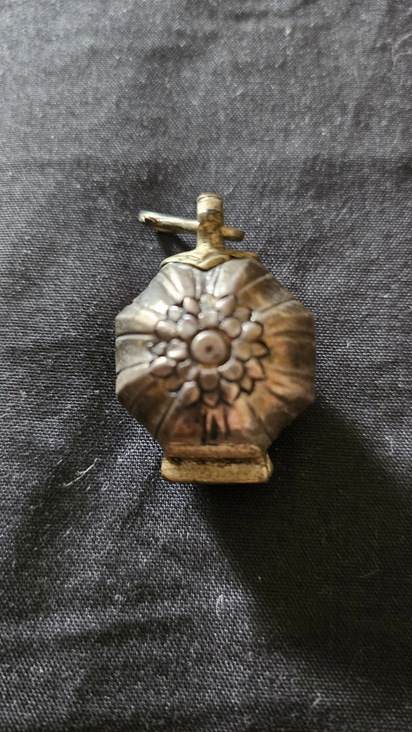 Vintage Metal Floral Poison Pendant - photo 2