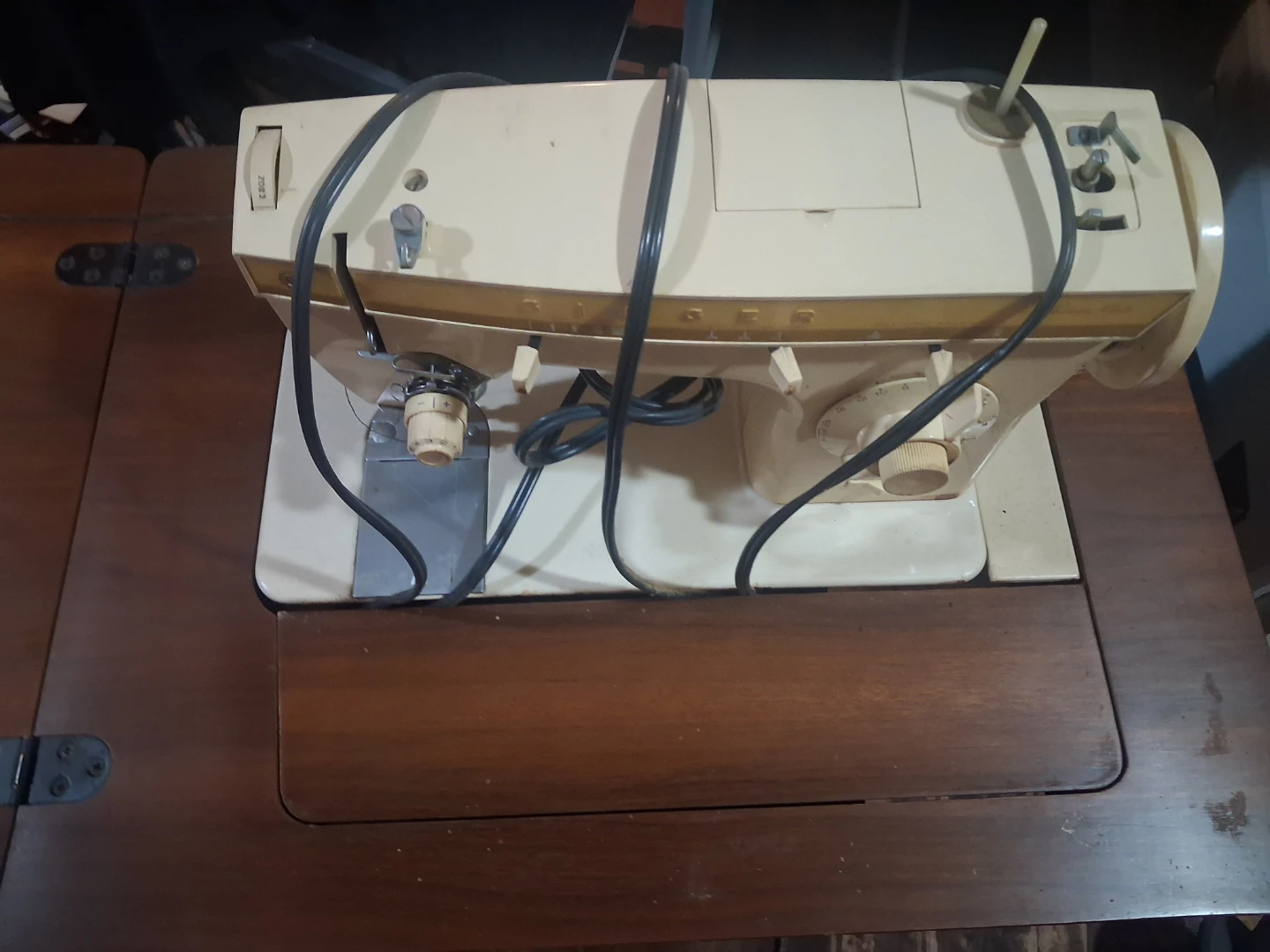 Vintage Singer Sewing Machine with Wooden Table - photo 2