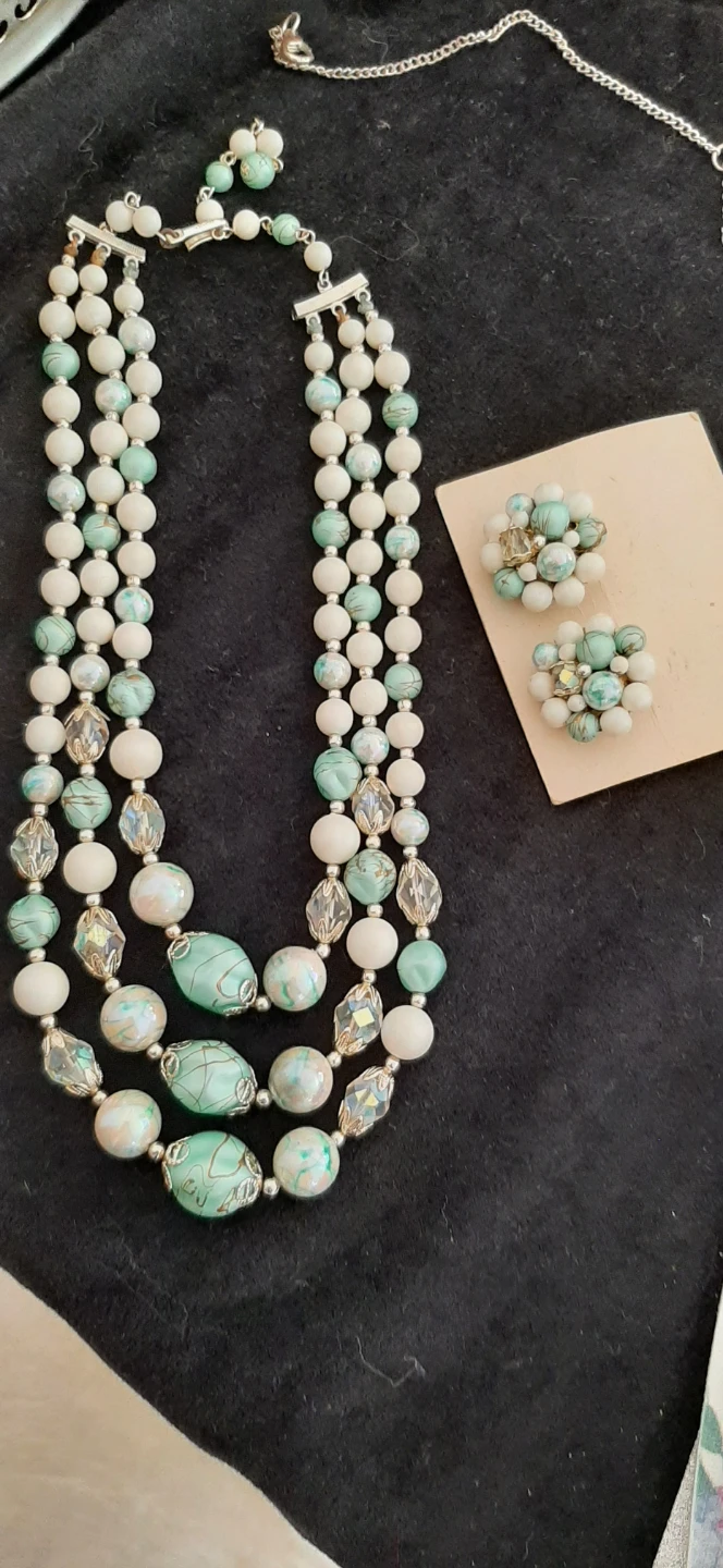 Vintage Necklace with matching clip earring sets. - photo 3