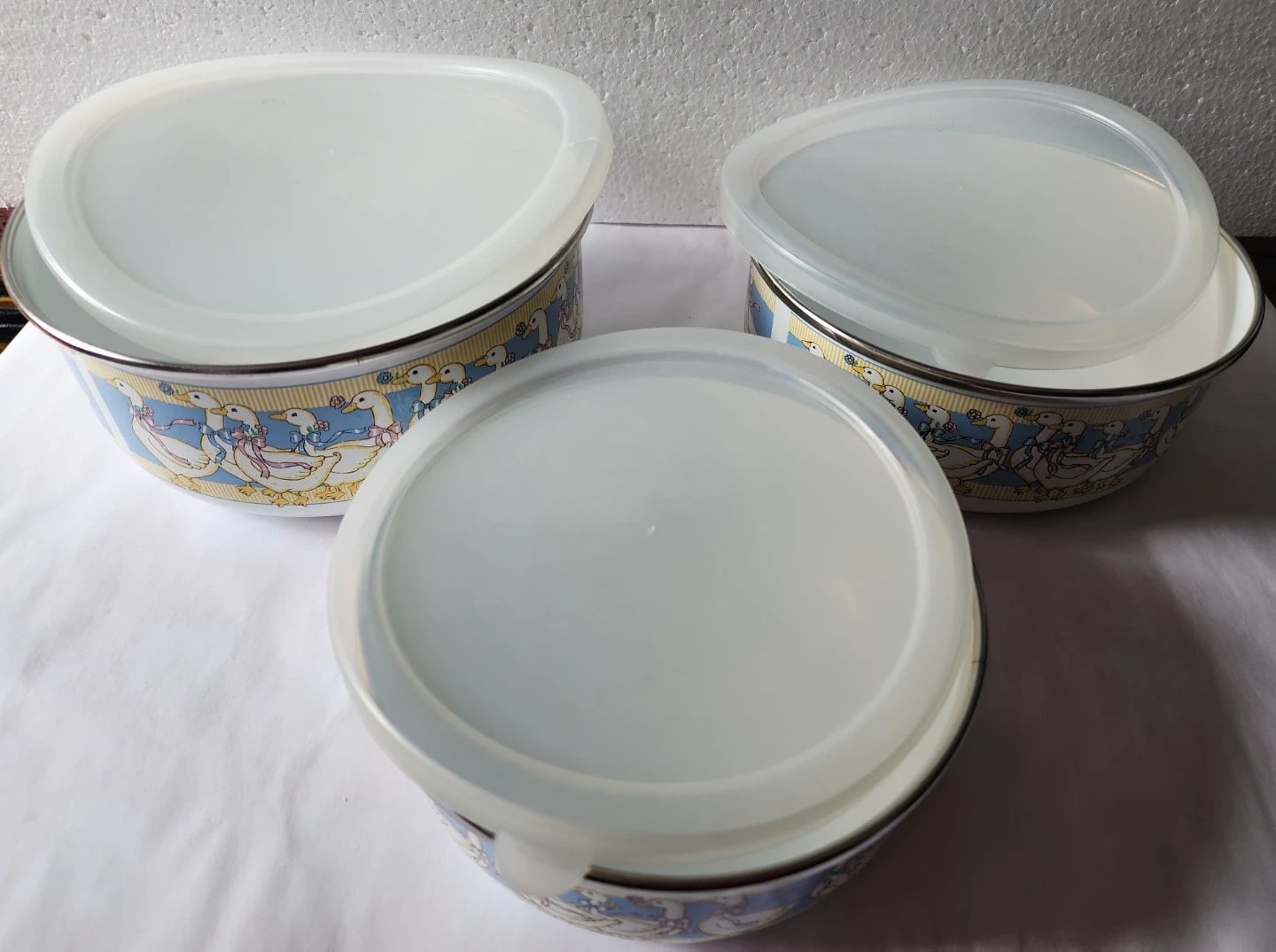 Set of 3 Enamel Bowls with Lids - photo 3