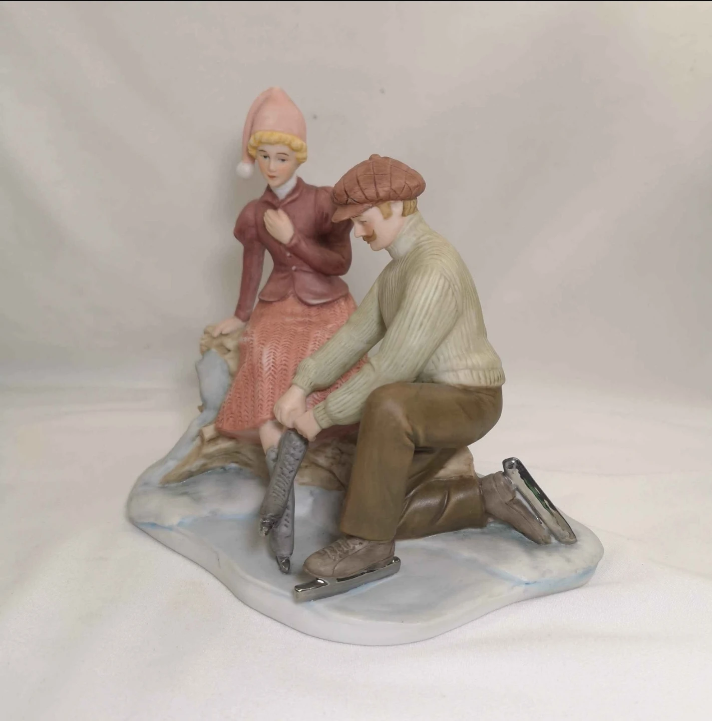 Enesco Treasured Memories Ice Skating Figurine - photo 3