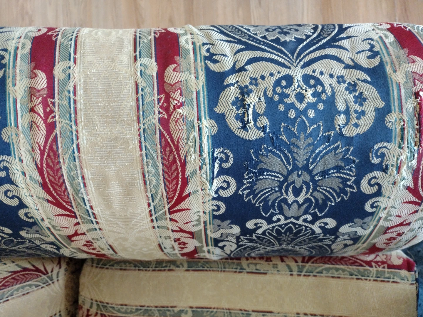 Damask Pattern Loveseat - photo 3