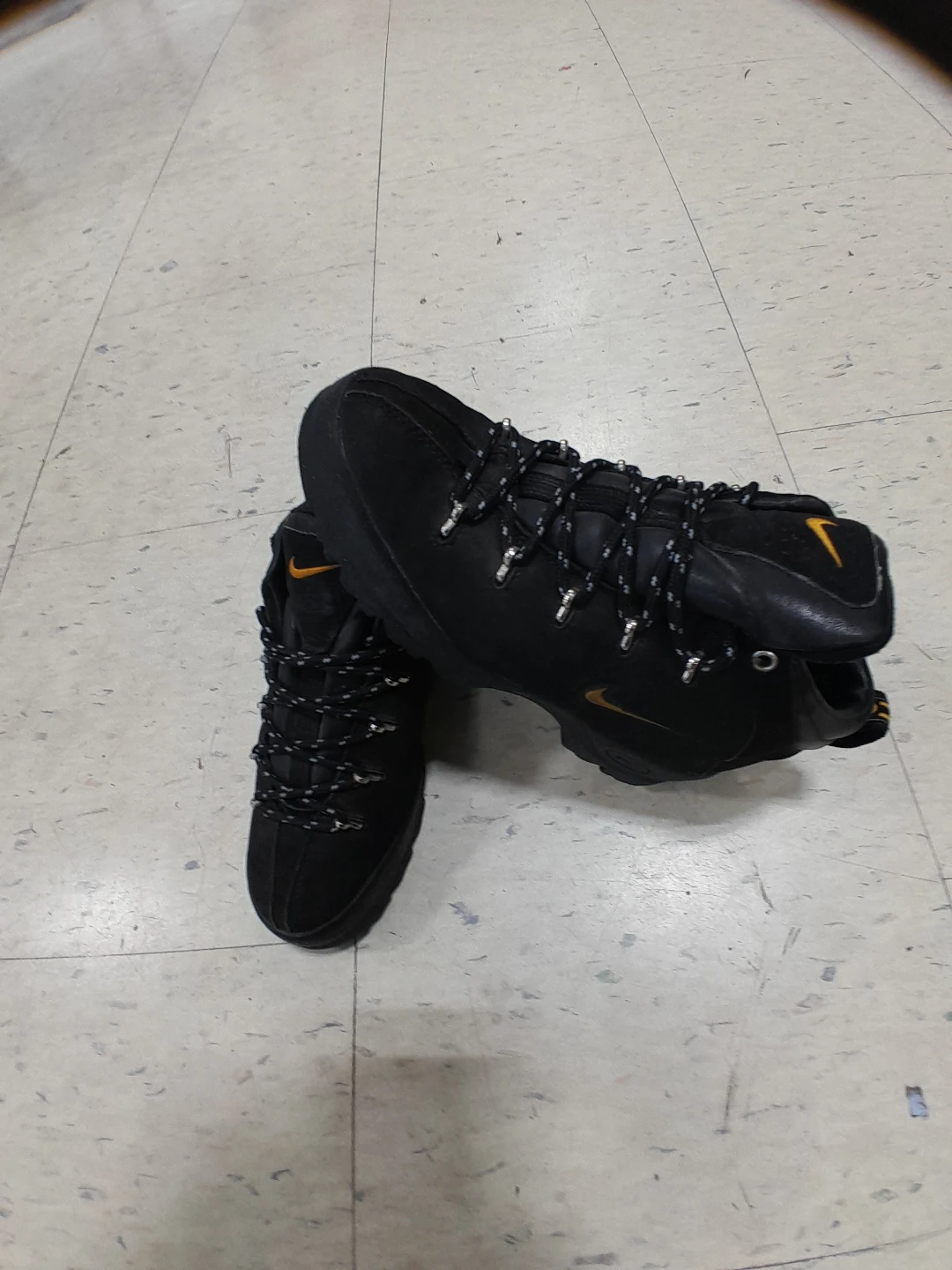 Nike Manoa Black Hiking Boots For Boys/Teens Size 5 - photo 4