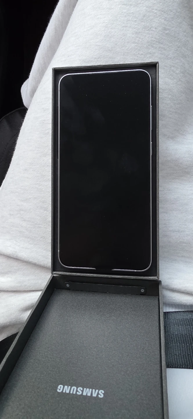 Brand new Samsung Galaxy S25 FE smartphone - photo 3