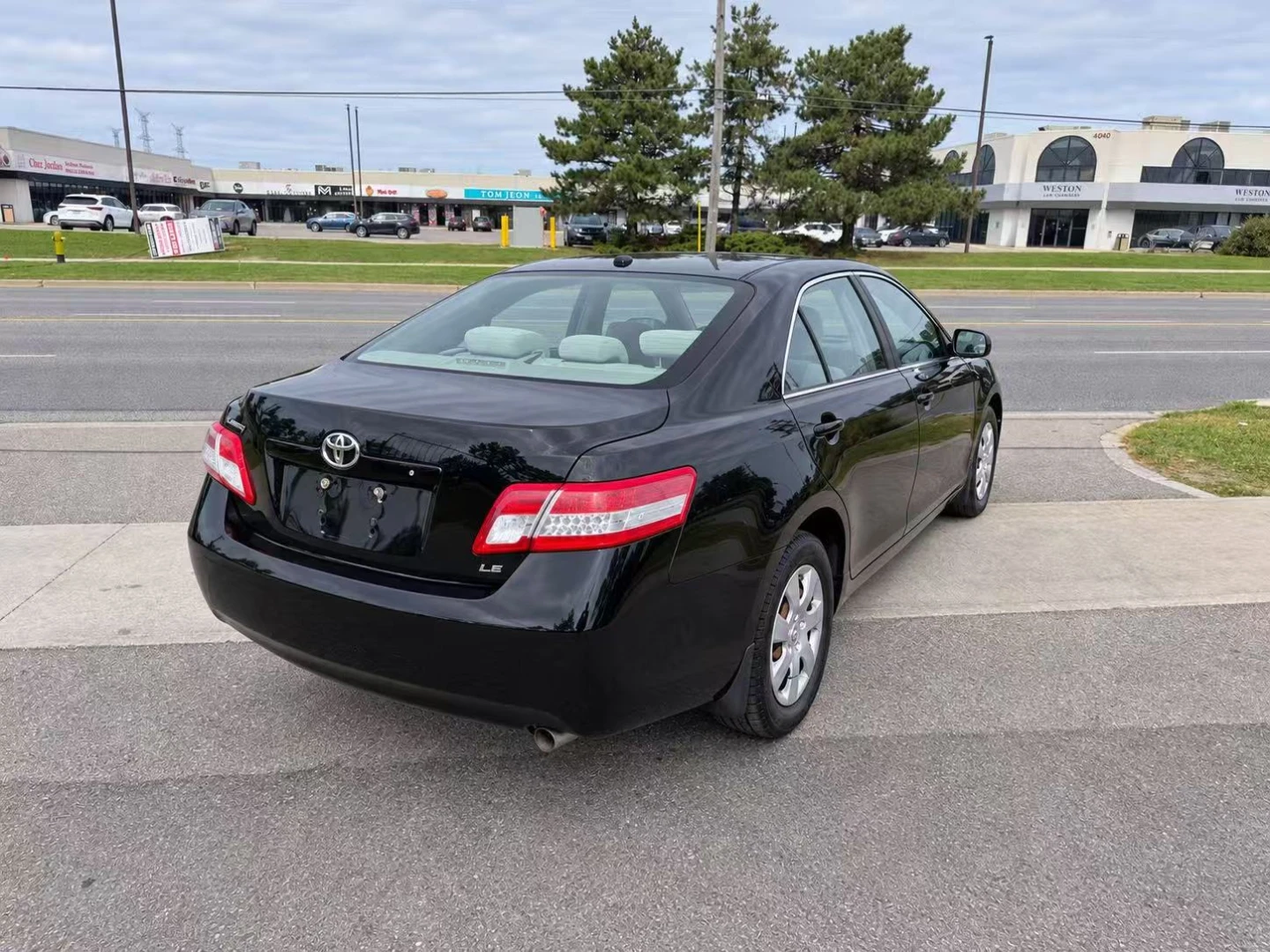2010 Toyota Camry LE - photo 4