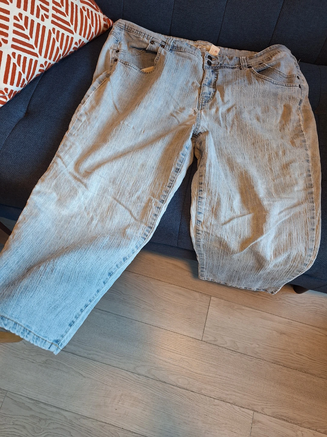 Cherokee light wash capris sz20W