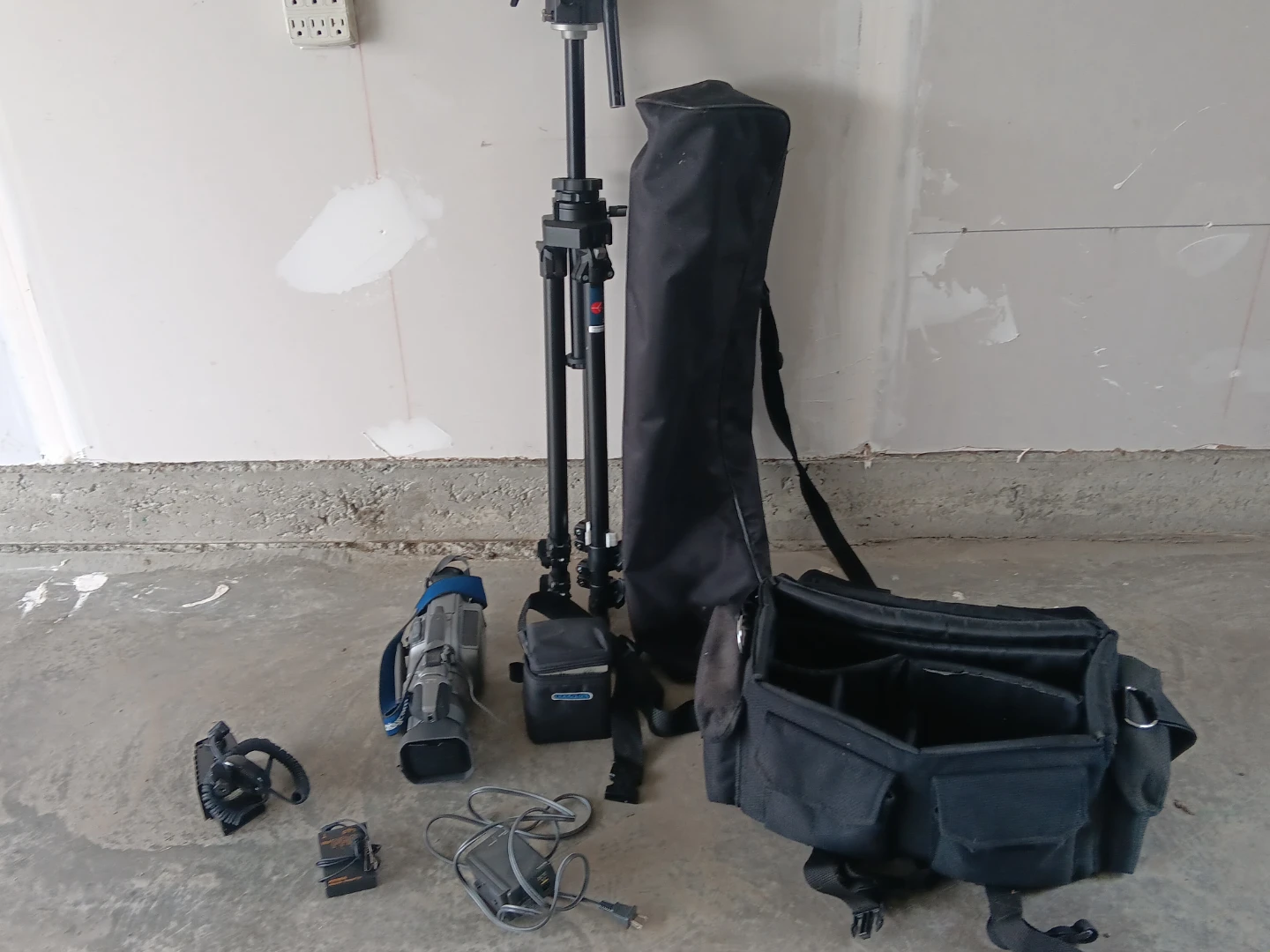 Sony DCR-VX1000 MiniDV camcorder with tripod - photo 3