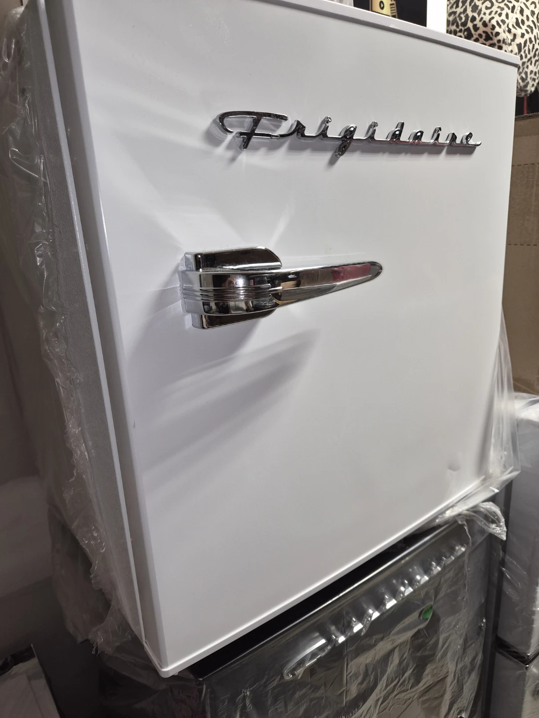 WHITE 1.6 cu. ft. Retro Bar Fridge with Bottle Opener