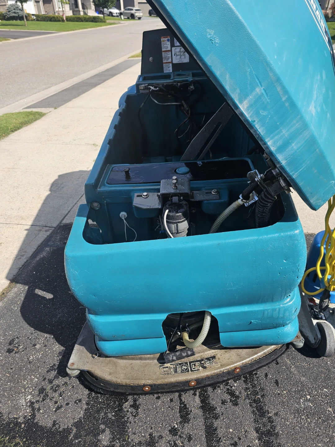Tennant 5680 Floor Scrubber - photo 2