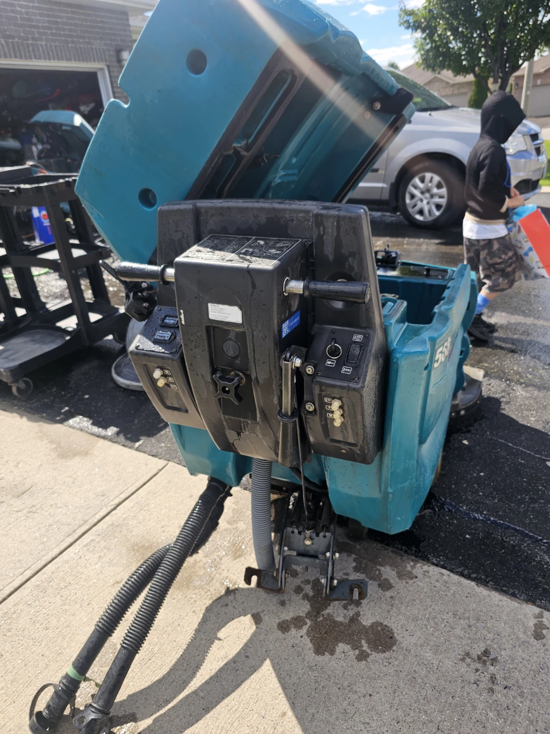 Tennant 5680 Floor Scrubber - photo 3