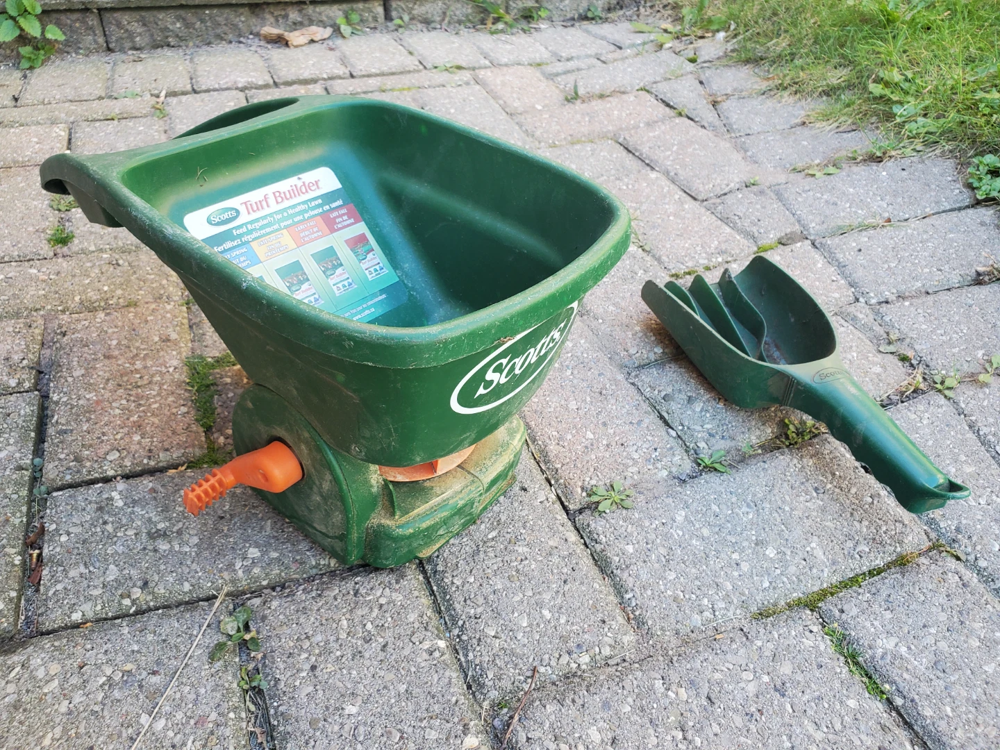 Scotts Turf Builder Handheld Spreader and Scoop