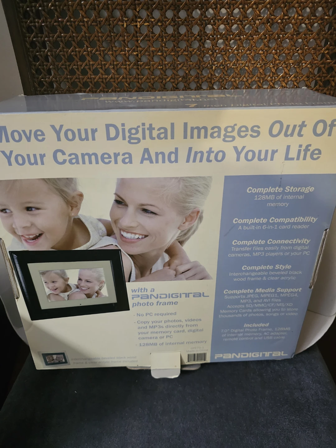 Pandigital 7-inch Digital Photo Frame - photo 2